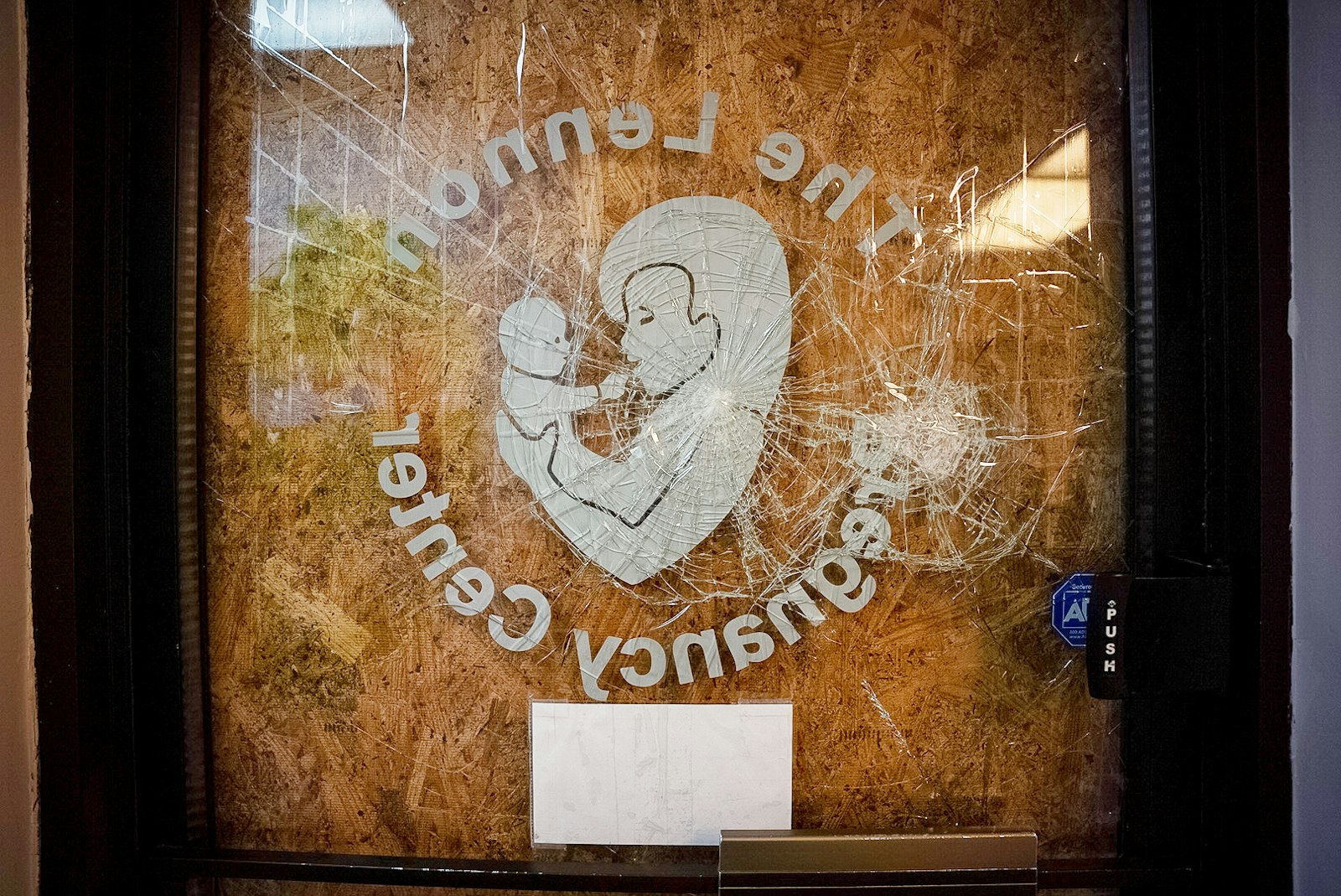 La puerta principal del Centro Lennon sigue destrozada, pero eso no ha disuadido el trabajo de los voluntarios del centro de embarazos, que siguen prestando servicios vitales a mujeres y bebés vulnerables de la comunidad.