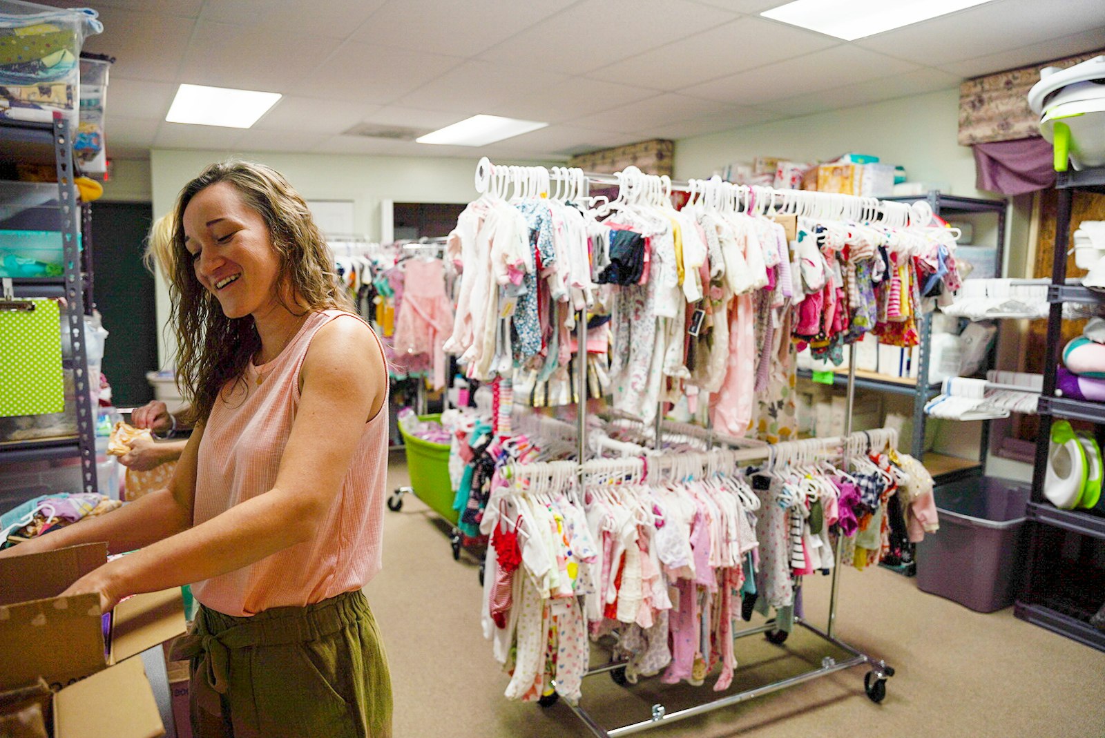 Emily Fitzgerald, feligresa de la Parroquia de Santa Tecla en Clinton Township, ayuda en el armario de ropa del Centro de Embarazo Lennon el 21 de julio. Fitzgerald ha sido voluntaria en el centro durante casi un año, y no se desanimó por el ataque del 20 de junio.