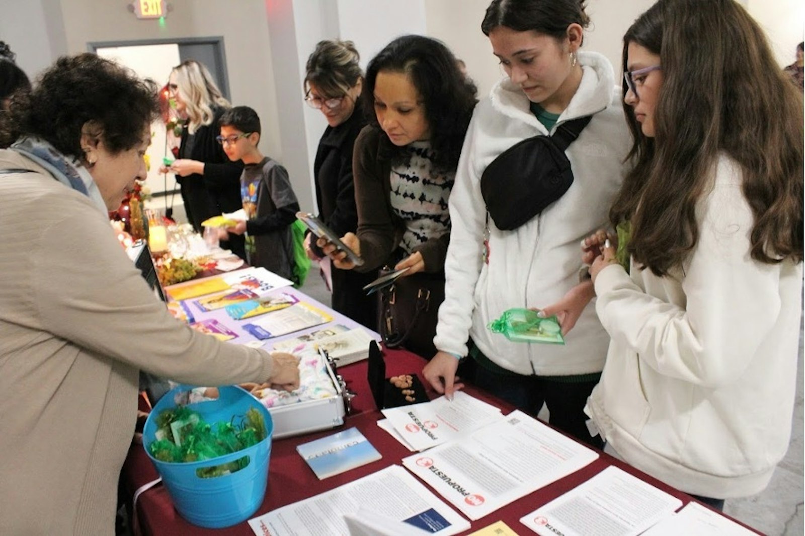 Mesa educativa en el evento Árbol de la vida en Holy Redeemer.