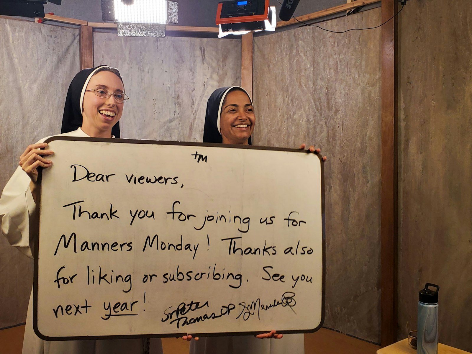 La Hna. Peter Thomas y la Hna. Mercedes agradecen a los espectadores mientras dan una lección de gratitud durante el "Lunes de modales", una serie de videos semanales en la plataforma de medios de las hermanas, OpenLight Media. (Cortesía de las Hermanas Dominicas de María, Madre de la Eucaristía)