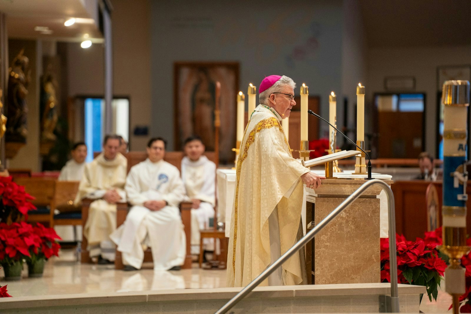 El Obispo Auxiliar de Detroit, Jeffrey M. Monforton, celebra la Misa en la Our Lady of Good Counsel Parish en Plymouth el 24 de enero para aquellos que no pudieron viajar a Washington, D.C. El Obispo Monforton dijo que Dios bendice a aquellos que “lo dan todo” en la construcción de una cultura de la vida. (Foto de Valaurian Waller | Detroit Catholic)