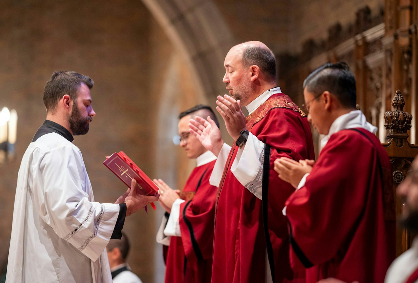 El P. Stephen Burr, rector y presidente del Sacred Heart Major Seminary, reza durante la Misa de bienvenida del nuevo año académico, que se celebró el 3 de septiembre en la capilla del Sacred Heart.