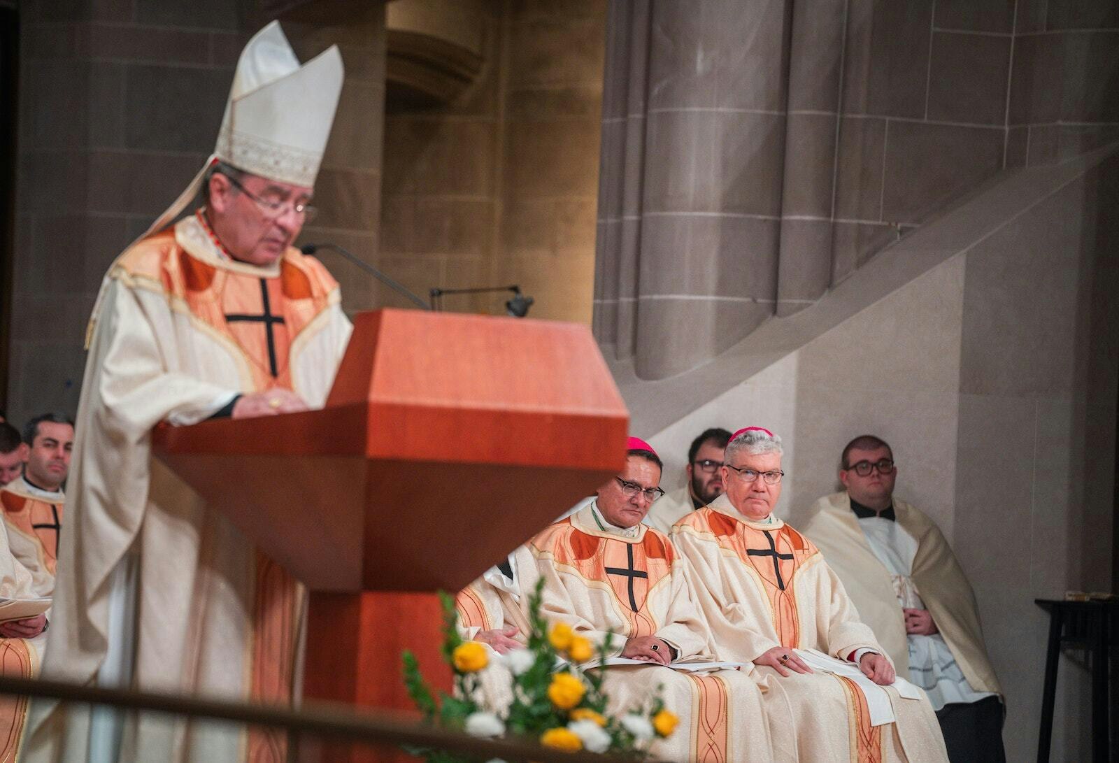 El Obispo Monforton (derecha) escucha mientras el Cardenal Christophe Pierre, nuncio apostólico de Estados Unidos, lee la proclamación del Papa Francisco asignándole un nuevo ministerio en la Arquidiócesis de Detroit.
