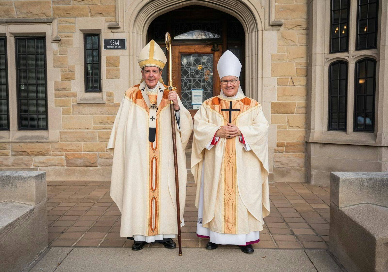 El Arzobispo Allen H. Vigneron y el Obispo Auxiliar Jeffrey M. Monforton posan fuera de la rectoría de la catedral para una foto después de la liturgia inaugural del Obispo Monforton el 7 de noviembre.