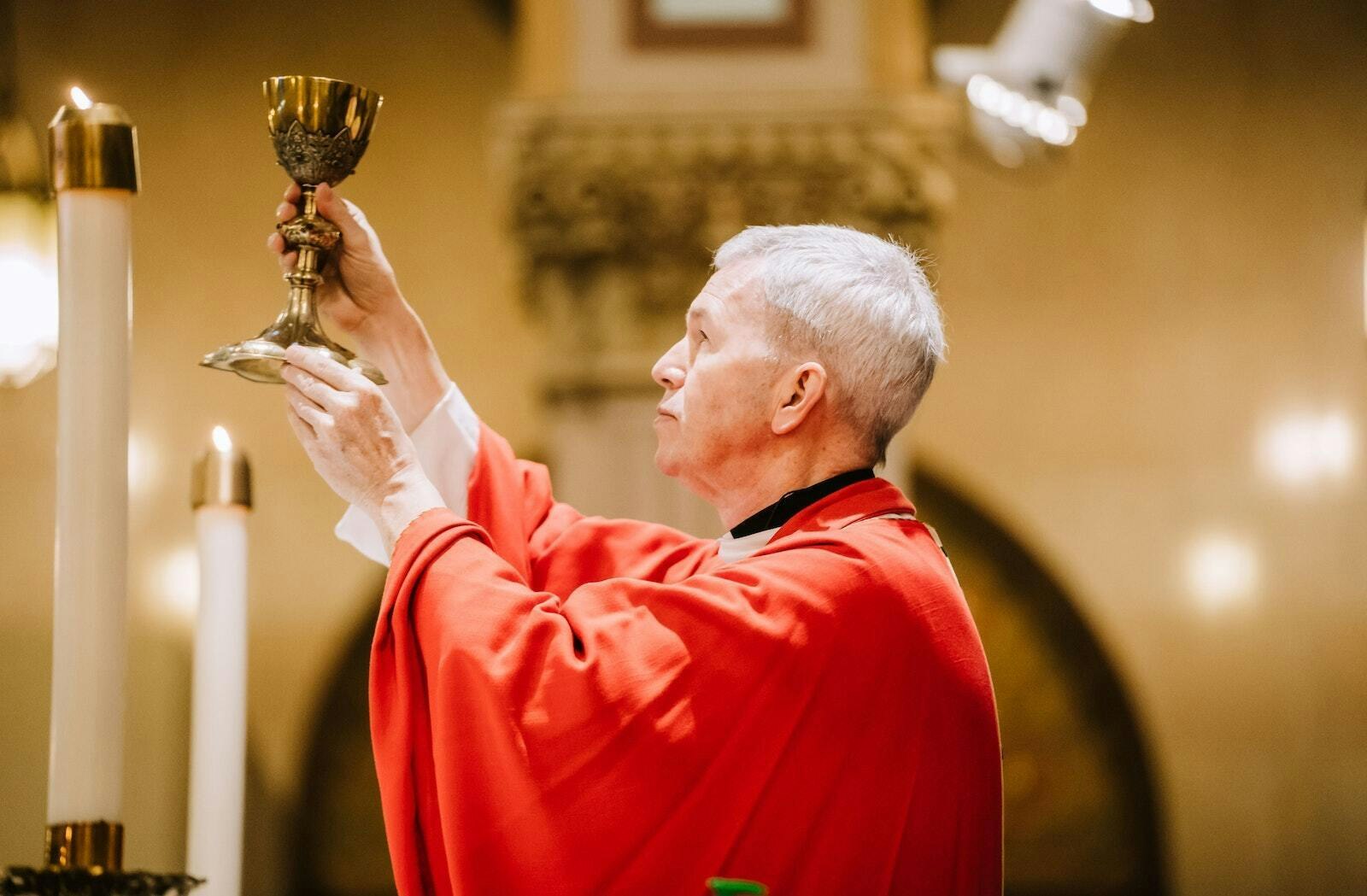 Monseñor Trapp eleva la Eucaristía durante la celebración del Domingo de Ramos de 2022 en la St. Augustine and St. Monica Parish en Detroit. (Valaurian Waller | Detroit Catholic)