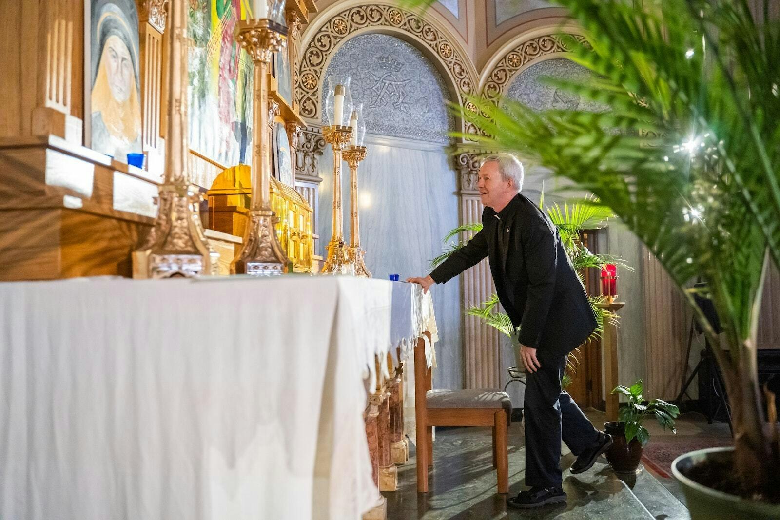 Msgr. Trapp kneels before the tabernacle at St. Augustine and St. Monica Parish in Detroit, where he served from 1995 until his death. Msgr. Trapp loved Catholic architecture and art, and was well-versed in Carmelite and Ignatian spirituality, Fr. Fox said. (Valaurian Waller | Detroit Catholic)