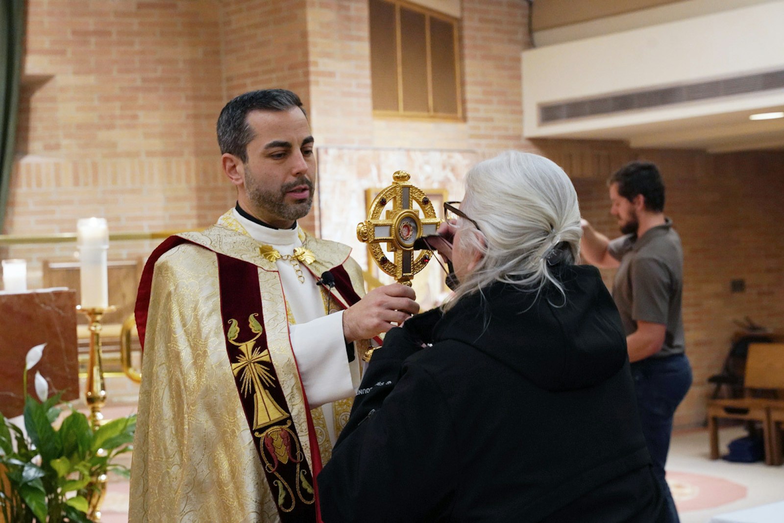 Following Eucharistic adoration, the faithful venerated a first-class relic of Blessed Carlo Acutis, a great champion of the Eucharist.