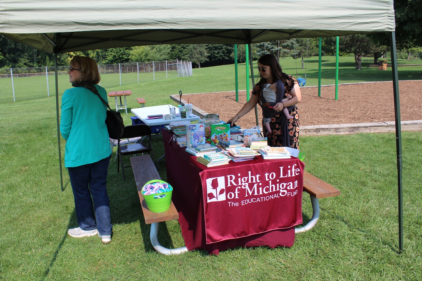 According to María Teresa, it is essential to provide information and resources from organizations committed to defending human life and dignity.