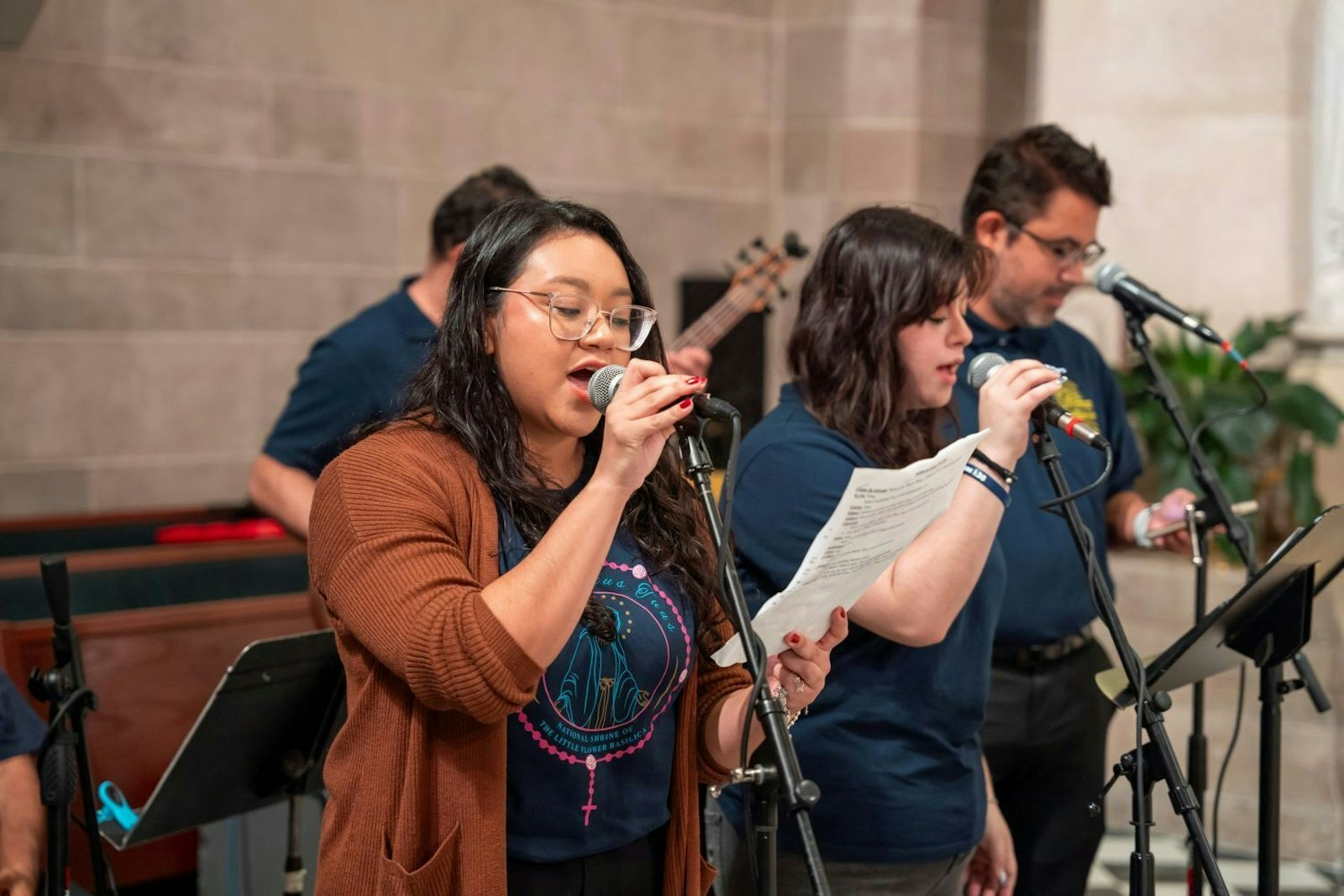 Un grupo de cantores honra a María antes de la Misa; parte de la tradición de celebrar a Nuestra Señora de Guadalupe es cantar Las Mañanitas, "el feliz cumpleaños" a María.