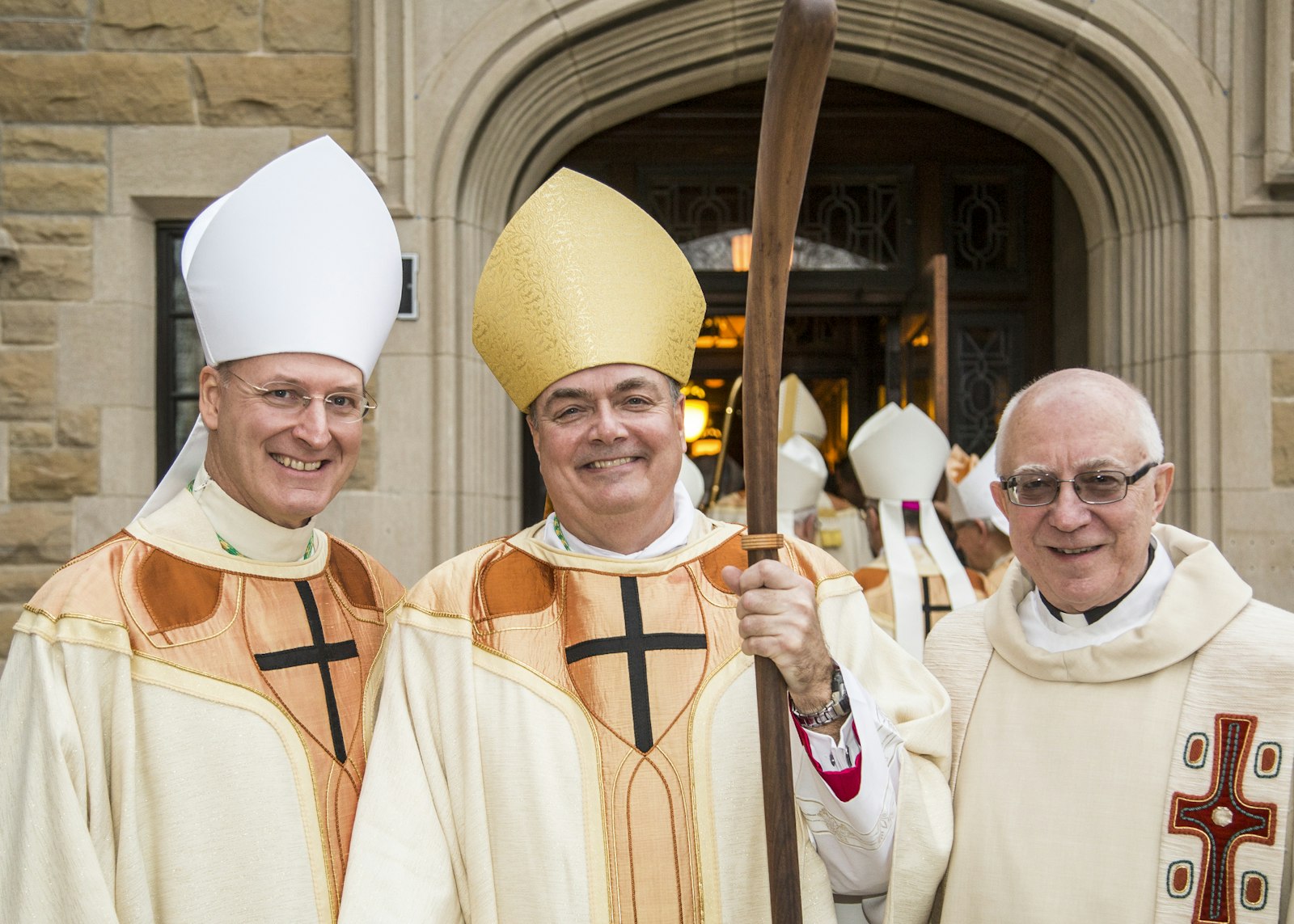 El Arzobispo Russell, a la izquierda, es fotografiado con el actual Obispo Auxiliar de Detroit Robert J. Fisher, en el centro, y el Padre Ed Zaorski, actual párroco de la Parroquia de St. James en Novi, durante la ordenación episcopal del Obispo Fisher y el Obispo Auxiliar Gerard W. Battersby el 25 de enero de 2017, en la Catedral del Santísimo Sacramento en Detroit. Los tres han sido amigos cercanos desde que sirvieron juntos en el campamento CYO de la Arquidiócesis de Detroit en Port Sanilac como jóvenes seminaristas en la década de 1980. El arzobispo Russell fue co-consagrador en la ordenación episcopal de los obispos Fisher y Battersby. (Larry A. Peplin | Especial para Detroit Catholic)