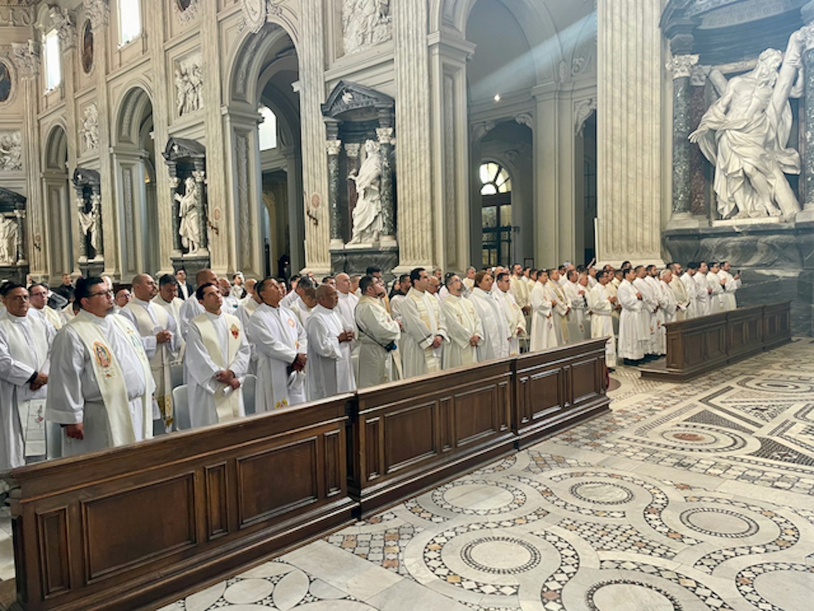 Los sacerdotes miembros de la Asociación Nacional de Sacerdotes Hispanos durante una Misa celebrada en la Basílica de San Pedro. (Fotos cortesía de Santiago Fernández)