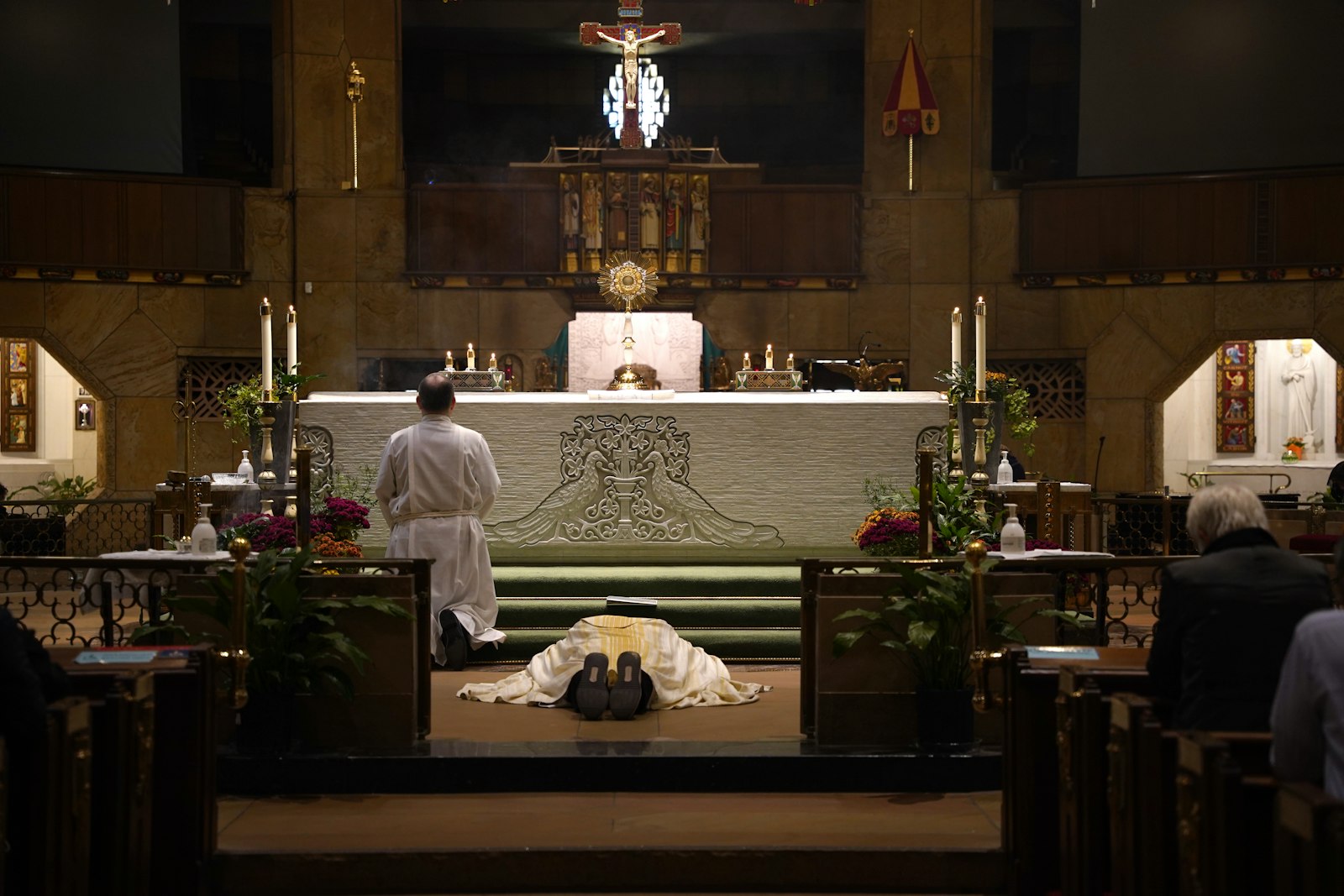 Padre Joe Horn, rector del Santuario Nacional de la Basílica de la Little Flower en Royal Oak, postrado ante Jesús Sacramentado, mientras dirige a la congregación en oración por la derrota de la Propuesta 3. "No hay nada más que podamos hacer", dijo el P. Horn: "Ahora lo que tenemos que hacer es confiar todo esto al Padre, por medio de Jesucristo y el Espíritu Santo".