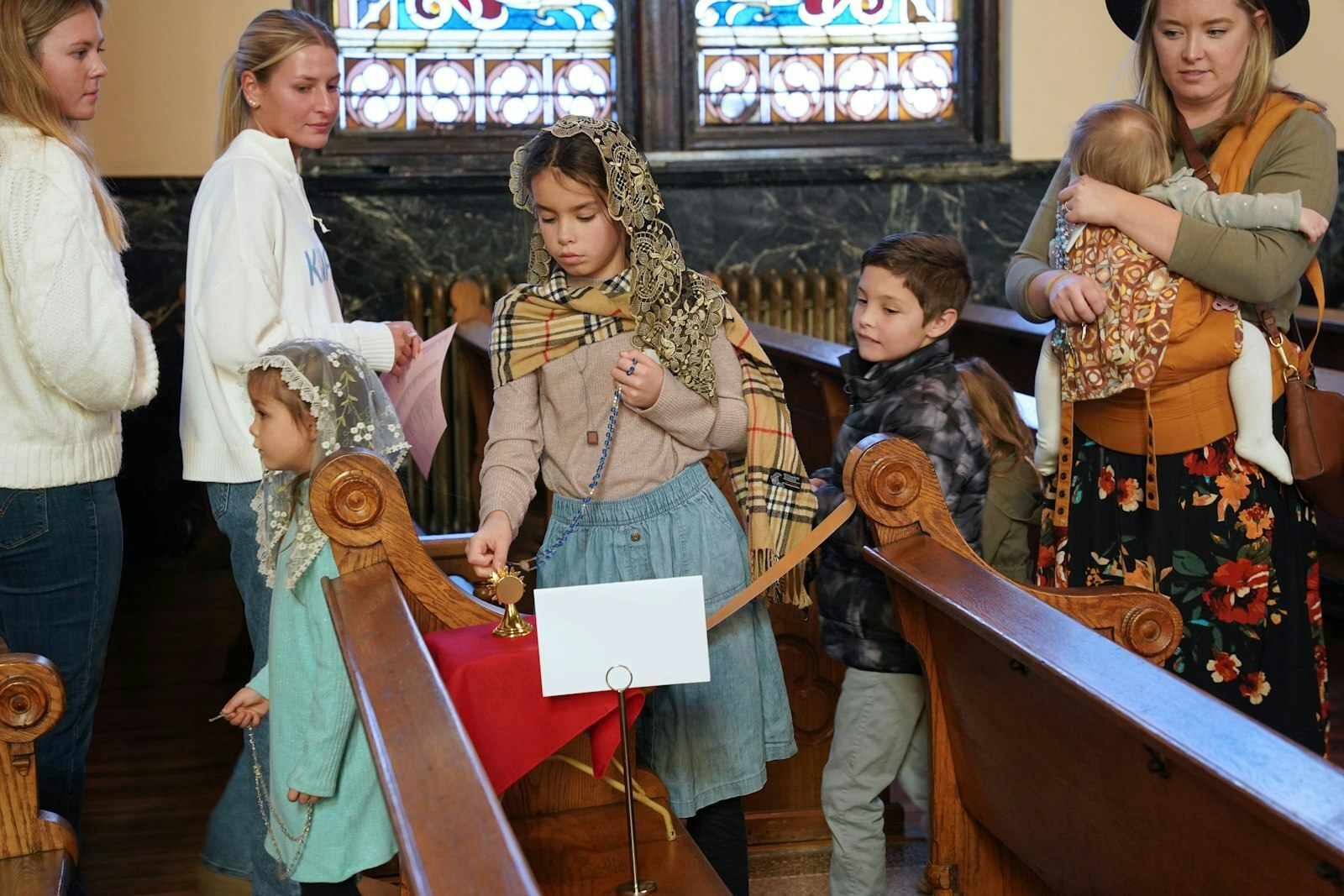 La gente pudo recorrer los pasillos de la Sweetest Heart of Mary al finalizar la Misa para venerar las reliquias expuestas, organizadas según las fechas de las festividades de los santos.