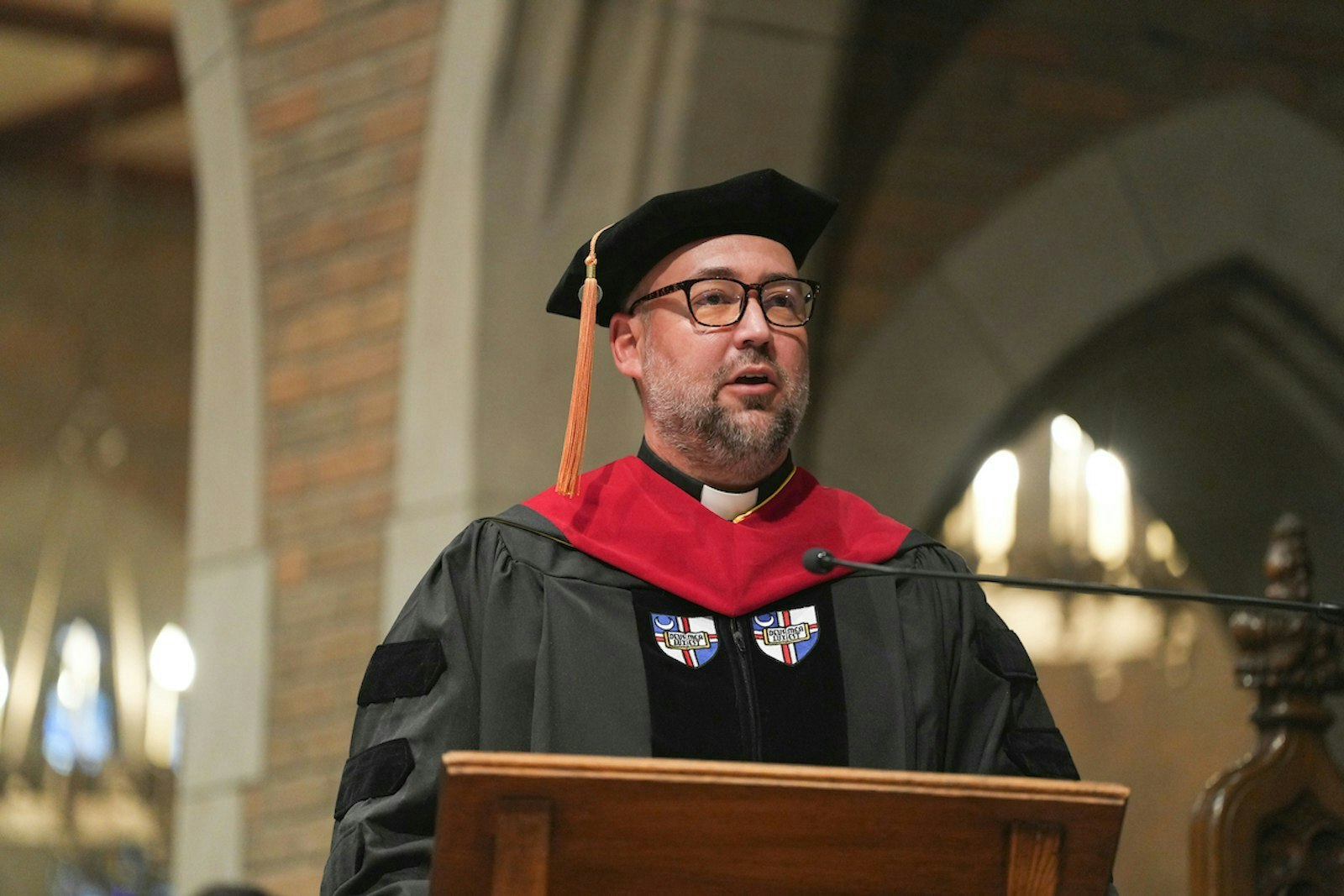 Después de la Misa de graduación, el P. Stephen Burr, rector y presidente del Sacred Heart Major Seminary, se dirigió a los graduados 2024.