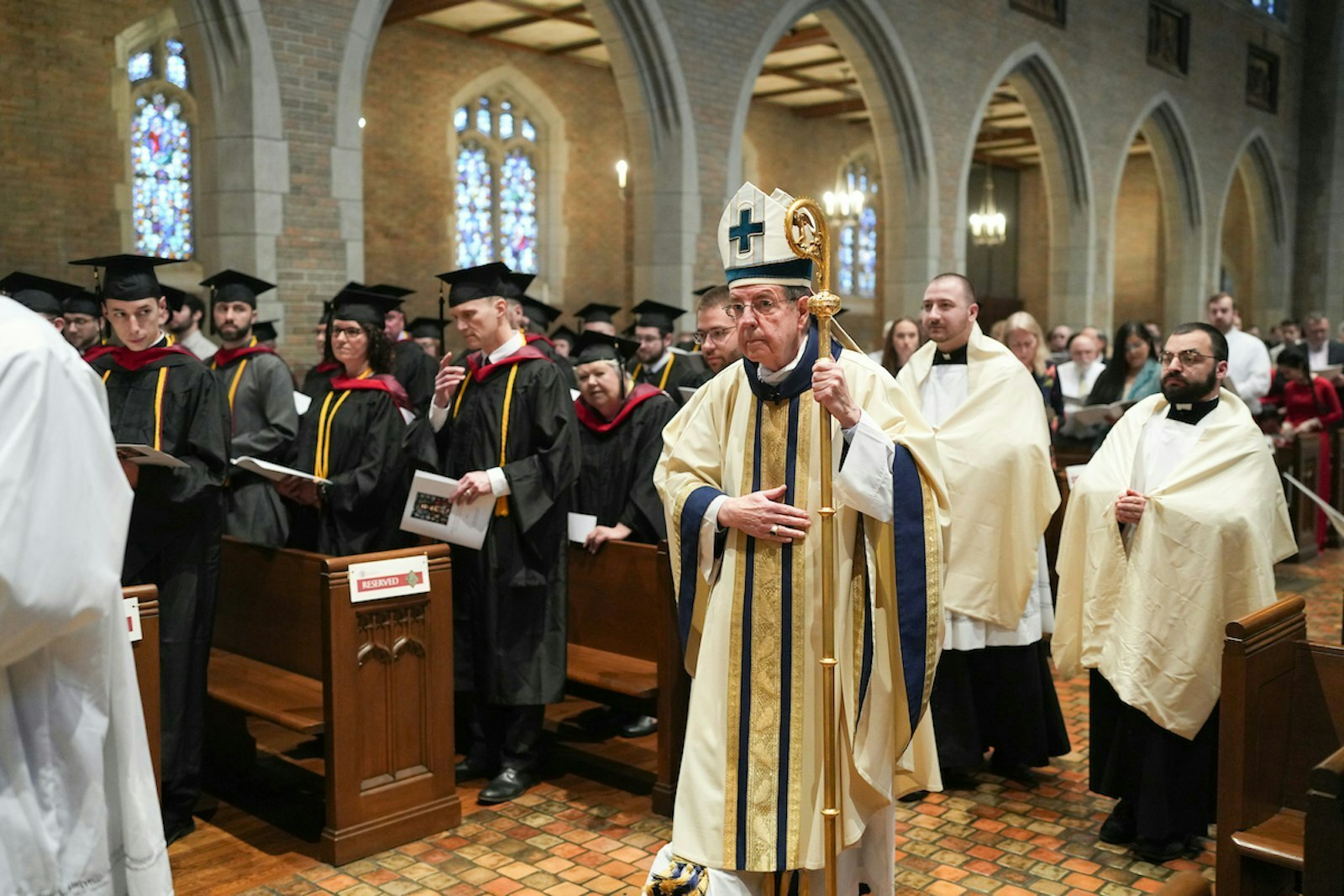 El Arzobispo Allen H. Vigneron de Detroit felicitó a los graduados de la generación 2024 del Sacred Heart Major Seminary, elogiándolos por sus estudios y animándolos a llevar las lecciones aprendidas al mundo exterior para proclamar el Evangelio de Jesucristo.
