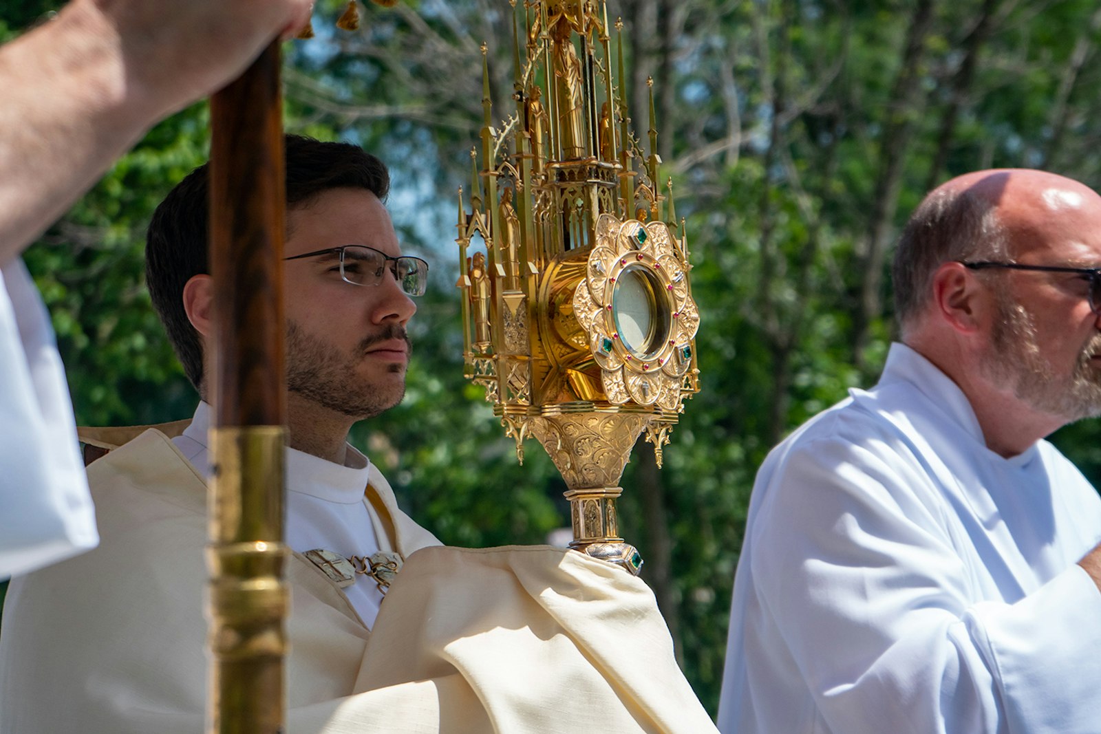 El diácono Jeremy Schupbach lleva el Santísimo Sacramento en una custodia durante una procesión eucarística de dos millas desde la Catedral del Santísimo Sacramento hasta el Seminario Mayor del Sagrado Corazón en Detroit el 19 de junio, fiesta del Corpus Christi. La procesión, dirigida por el Arzobispo Allen H. Vigneron, da inicio a un renacimiento eucarístico de tres años en la Arquidiócesis de Detroit. (Matthew Rich | Especial para Detroit Catholic)