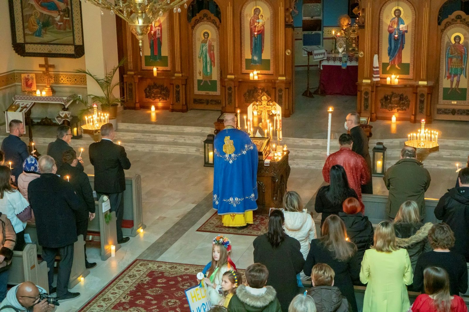 El Padre Paul Bodnarchuk, rector de la Catedral Ortodoxa Ucraniana St. Mary the Protectress en Southfield, dirige una vigilia de oración ecuménica por el pueblo de Ucrania el 24 de febrero, el primer aniversario de la invasión de Rusia. (Matthew Rich | Especial para Detroit Catholic)