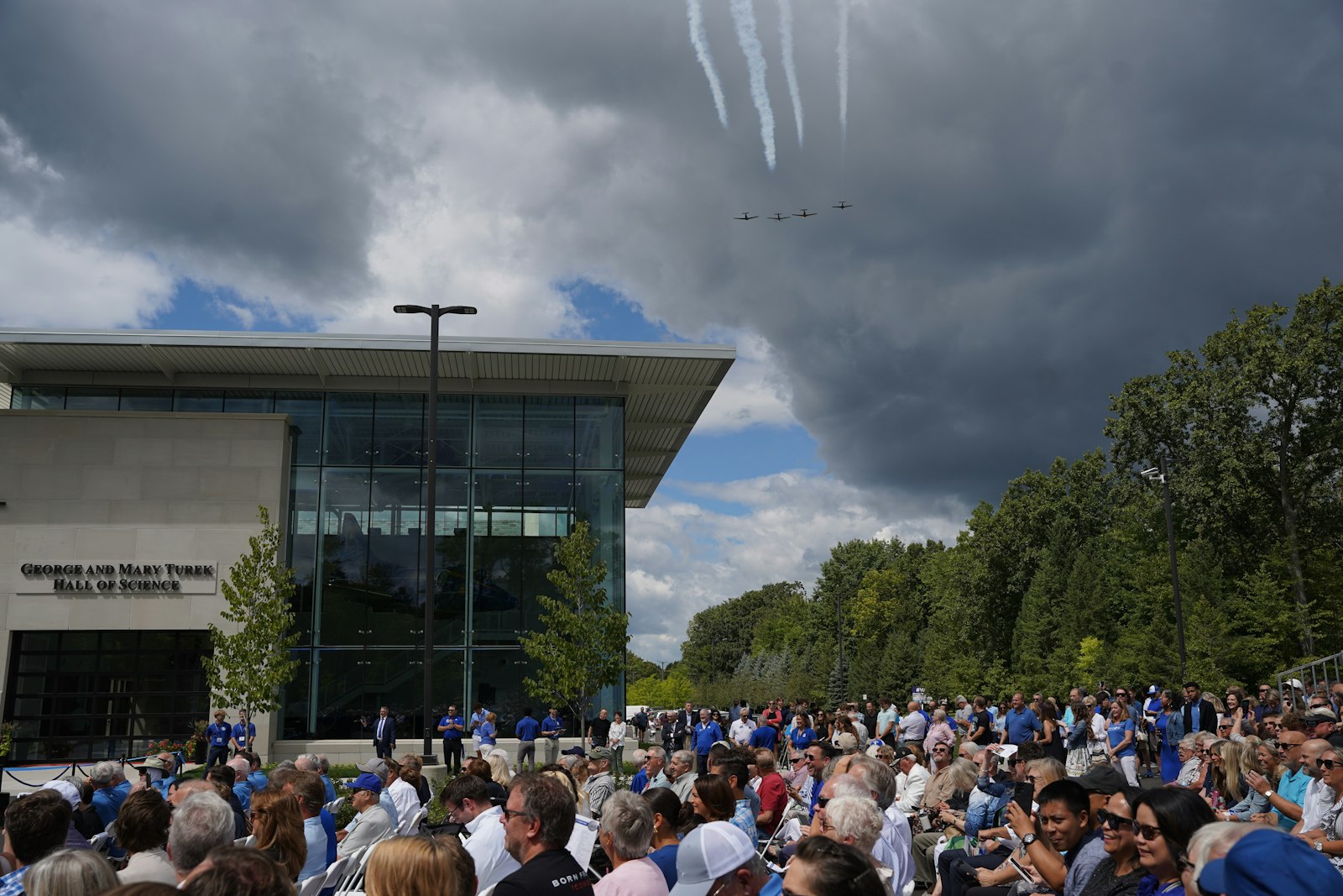 Los aviones sobrevuelan durante la ceremonia de inauguración y bendición del George and Mary Turek Hall of Science en el Detroit Catholic Central High School en Novi el 11 de agosto.