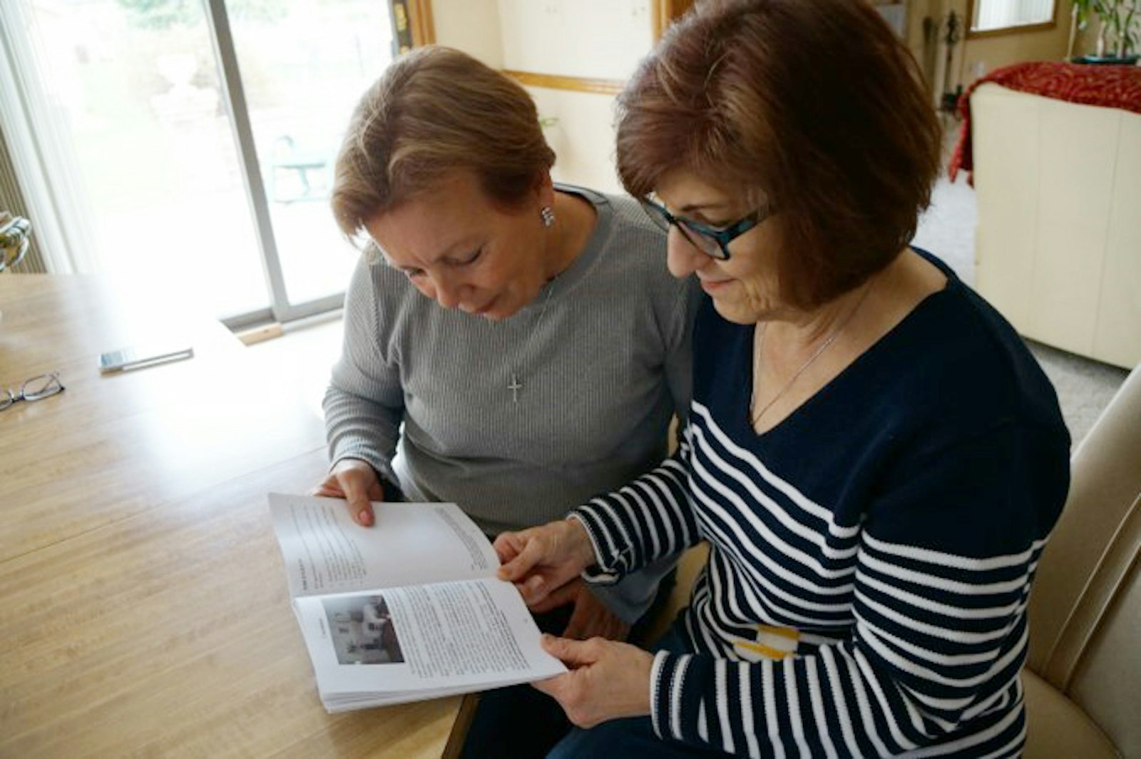 Phyllis Palazzolo, residente de Shelby Township, y Josephine Maltese, ex residente de Macomb, leen sobre la vida de la Beata María de Jesús. Maltese tiene previsto viajar a Roma para la canonización de la Beata María de Jesús el 15 de mayo.