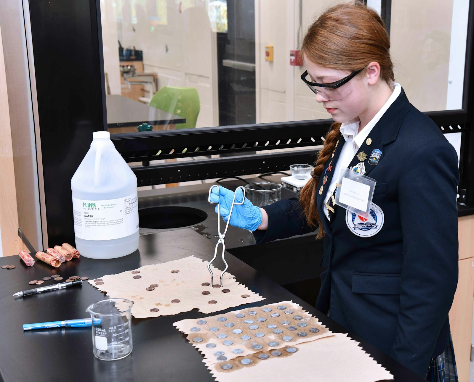 Kassandra Waldi, estudiante de último año de Austin, se prepara para una demostración científica durante la jornada de puertas abiertas de otoño de la escuela en el nuevo laboratorio de química.