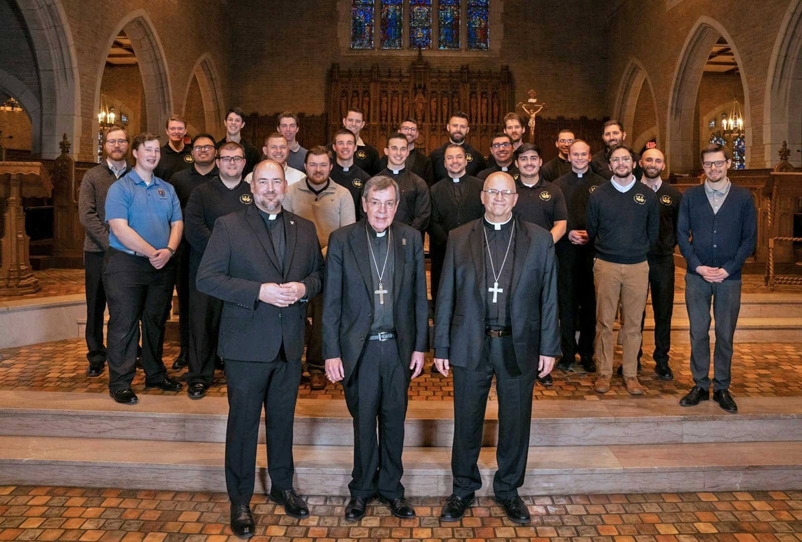 Los seminaristas de Detroit posan para una fotografía con el Arzobispo designado Edward J. Weisenburger, el Arzobispo saliente Allen H. Vigneron y el P. Stephen Burr, rector del Sacred Heart, en la capilla del seminario.