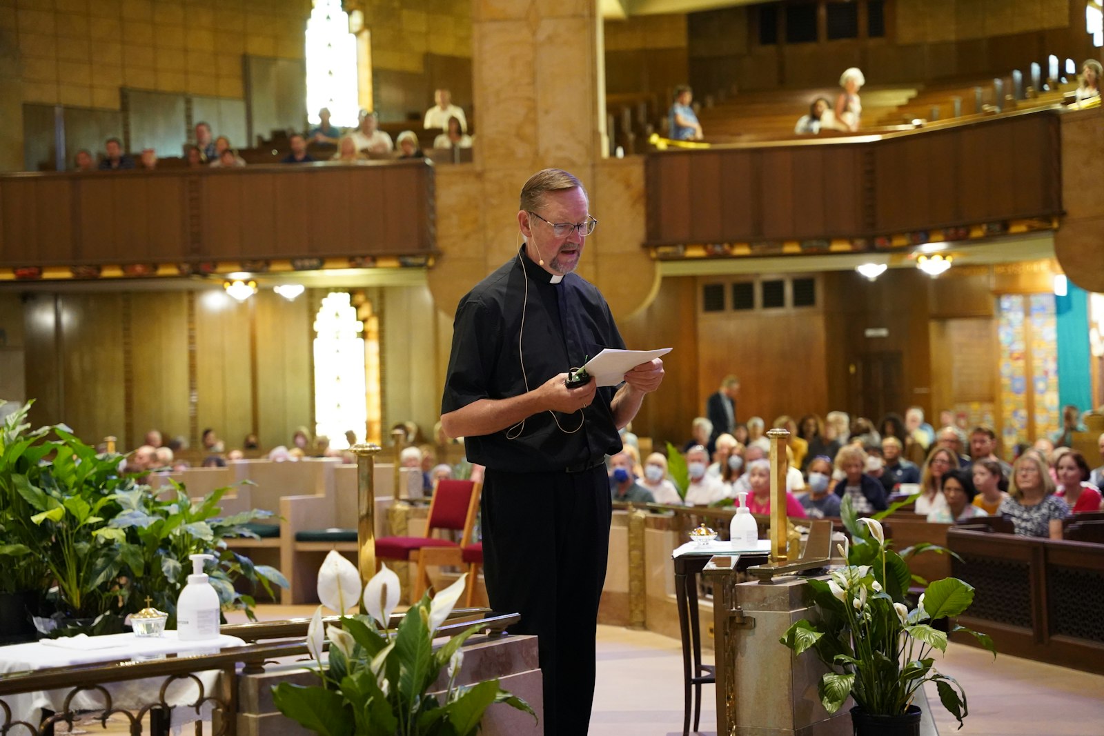 Fr. Joe Horn, rector of National Shrine of the Little Flower Basilica, introduced Bishop Robert Barron to the audience during the “Live of the Basilica” event. Fr. Horn himself received an ovation for recently returning to the parish after dealing with health issues.