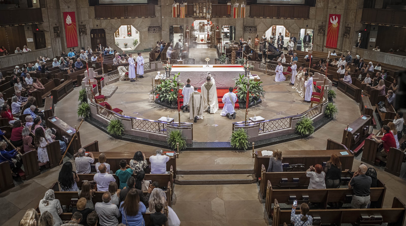 Fr. Joe Horn, rector of National Shrine of the Little Flower Basilica, introduced Bishop Robert Barron to the audience during the “Live of the Basilica” event. Fr. Horn himself received an ovation for recently returning to the parish after dealing with health issues.