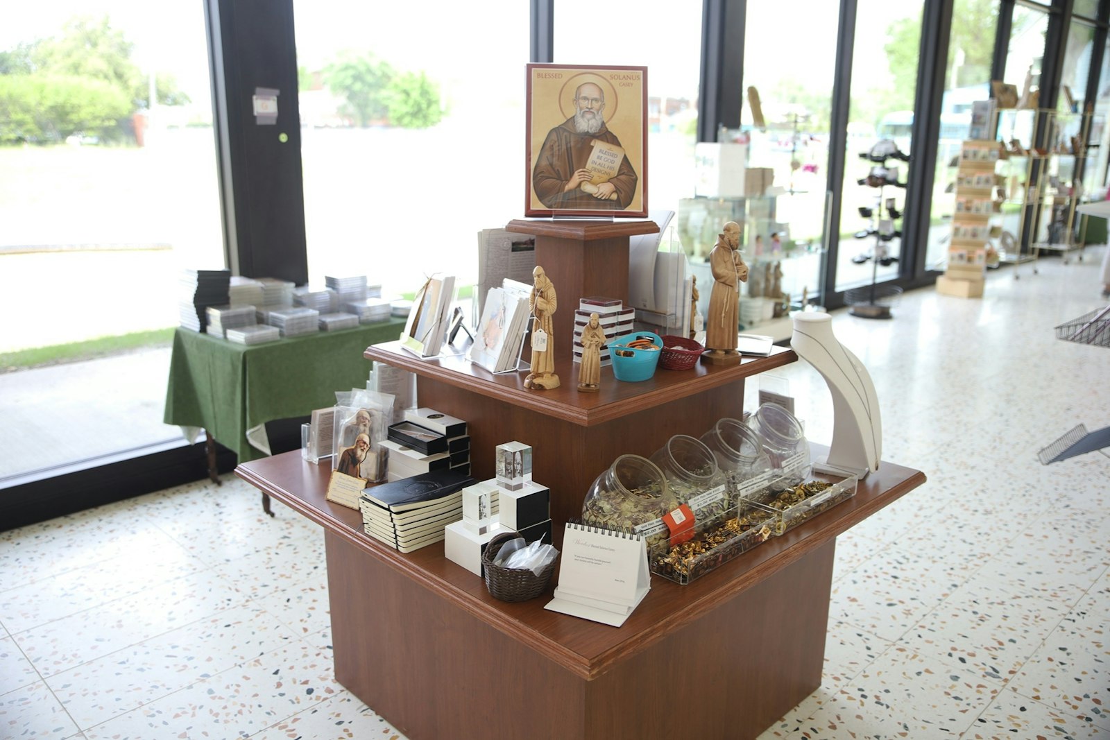 El nuevo diseño del centro promueve una experiencia de peregrinación completa, dicen los frailes capuchinos. Los visitantes comienzan aprendiendo sobre el beato antes de ser conducidos a su tumba y a la capilla de San Buenaventura para la misa o la adoración. Después de la misa, los peregrinos pueden encontrar alojamiento y un lugar para reunirse en la nueva ampliación, que incluye la cafetería, la tienda de regalos y, próximamente, una zona ajardinada exterior renovada. (Steven Stechschulte | Especial para Detroit Catholic)