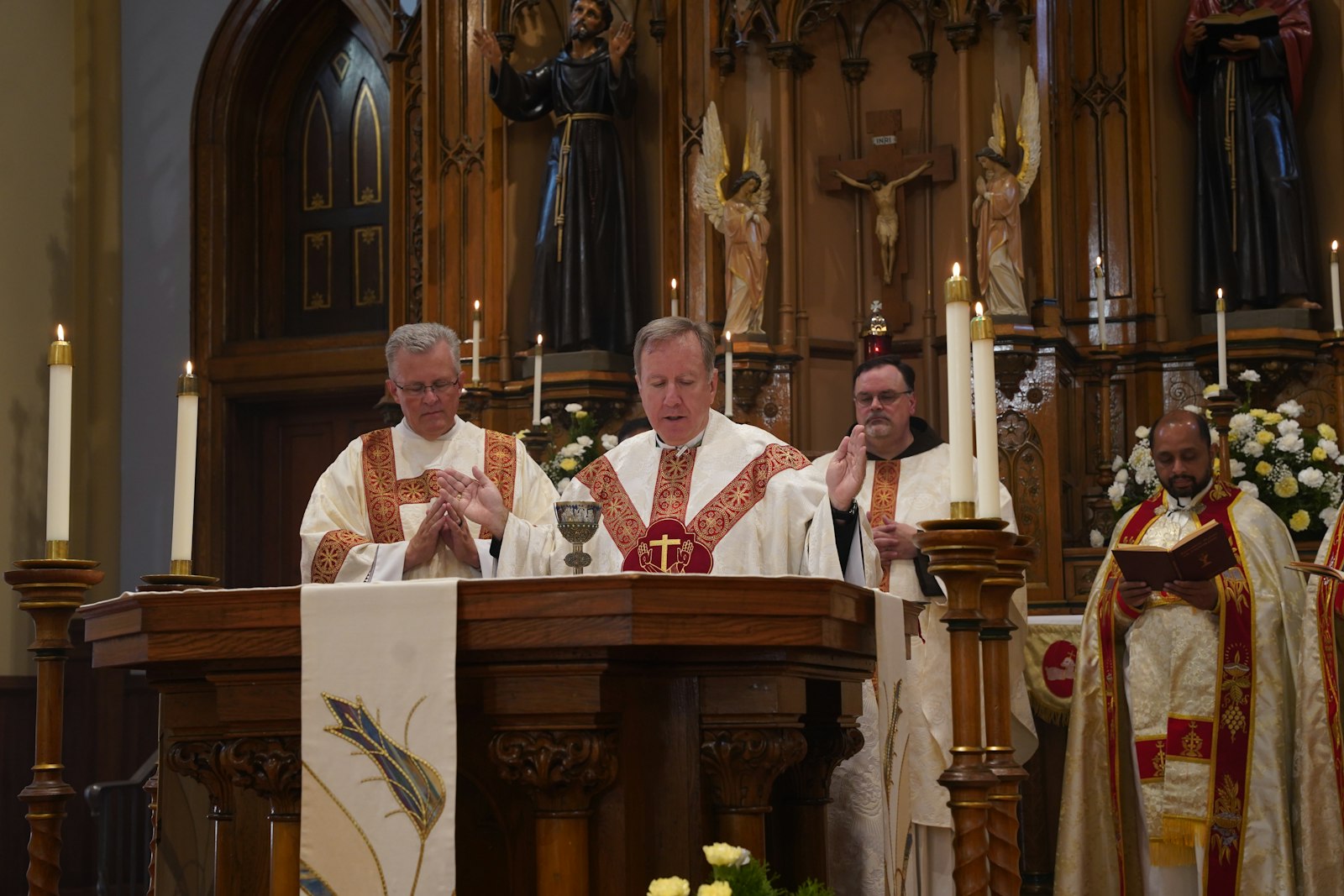 El Obispo Robert McClory de Gary, Indiana, nacido en Detroit y cuyos padres se conocieron en el St. Bonaventure Monastery, celebró la Misa de la fiesta del Beato Solanus Casey el 30 de julio. “El Beato Solanus fue un ejemplo de cómo las obras de misericordia espirituales y corporales se pueden entrelazar”, dijo el Obispo McClory