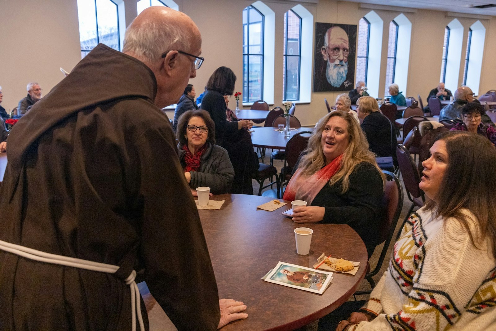 El Padre Dan Crosby, OFM Cap., quien vivió con el Beato Solanus durante un año, cuando era un joven capuchino en la década de 1950, habla con los simpatizantes el 3 de diciembre en el espacio de reunión del Solanus Casey Center.