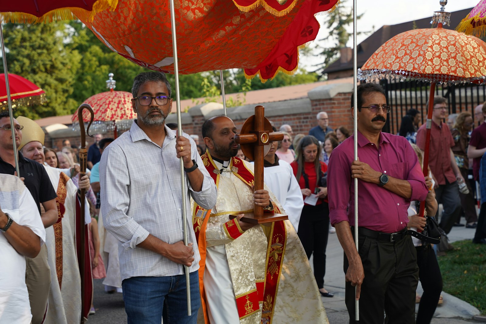 Un sacerdote de la St. Thomas Syro-Malabar Catholic Church en Southfield sostiene la reliquia del Beato Solanus Casey durante la procesión después de la Misa.