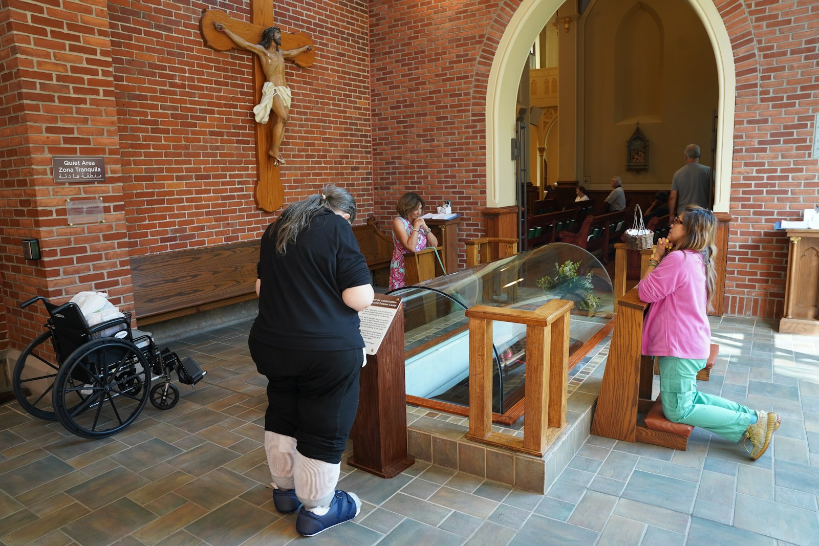 La gente reza ante la tumba del Beato Solanus Casey antes de la Misa. Para ser declarado santo, el Beato Solanus necesita un milagro más atribuido a su intercesión.