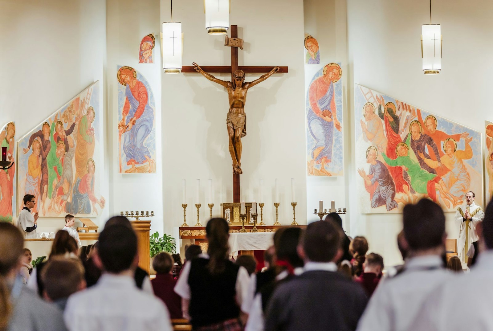 Entre los 18 candidatos y catecúmenos que harán sus sacramentos este año en St. Isaac Jogues, 12 familias tienen una conexión con la escuela parroquial. "En un mundo ideal, deberíamos esperar esto, porque eso es lo que pretendemos en el campo de la educación católica: hacer discípulos de Cristo", dijo la Hna. María Guadalupe, directora del colegio.