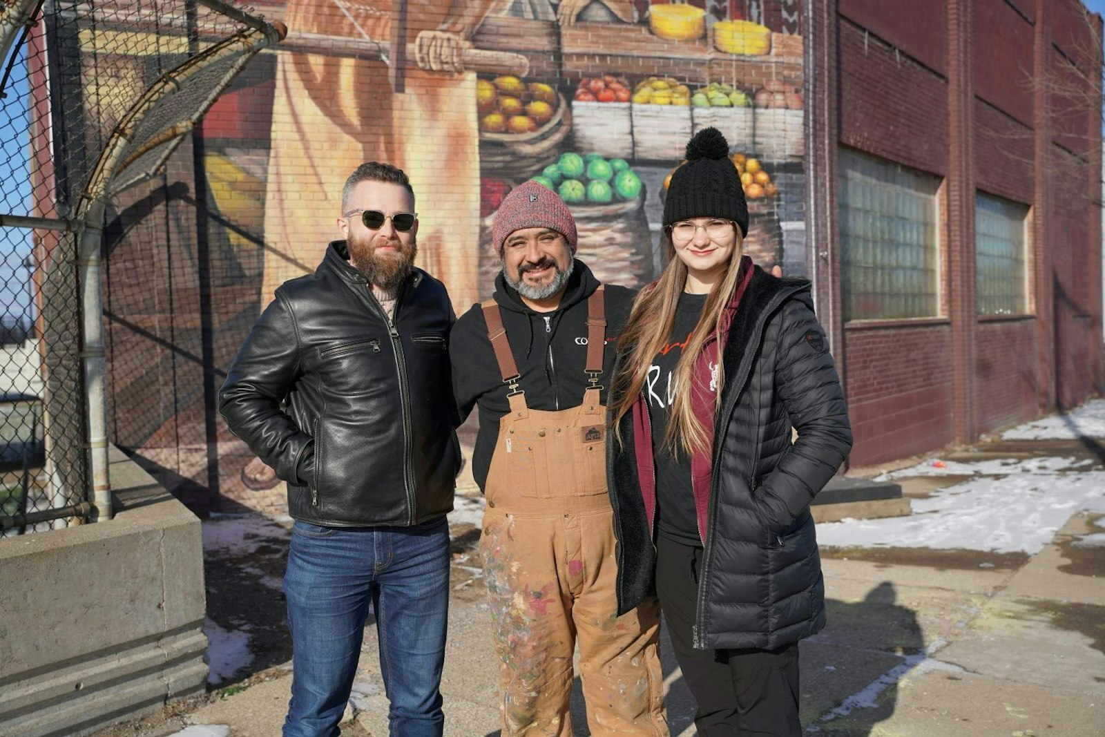 Daniel Egan tuvo la visión de un mural dedicado a San José Obrero y, tras evaluar varios posibles lugares, encontró uno en la Gratiot Avenue, frente al  St. Joseph Shrine. Egan colaboró con el artista de Detroit Elton Duran y las artistas asistentes Mary Hodges (en la foto) y Martina Sanroman. (Foto de Daniel Meloy | Detroit Catholic)