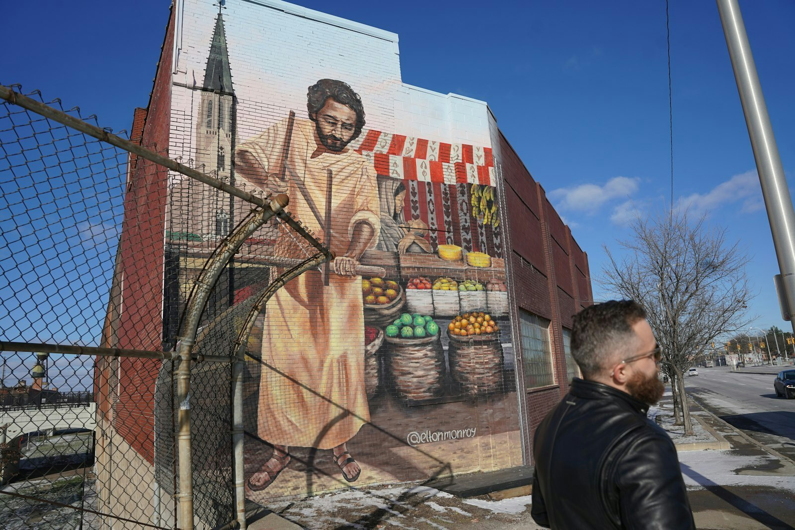 Egan considera a San José la figura ideal para representar en el Eastern Market: un hombre trabajador que sostenía a su familia con el esfuerzo de sus manos. Su esperanza es que el mural sirva para llevar la cultura católica al otro lado de la Gratiot Avenue, conectando el St. Joseph Shrine con el distrito de Eastern Market. (Foto de Daniel Meloy | Detroit Catholic)