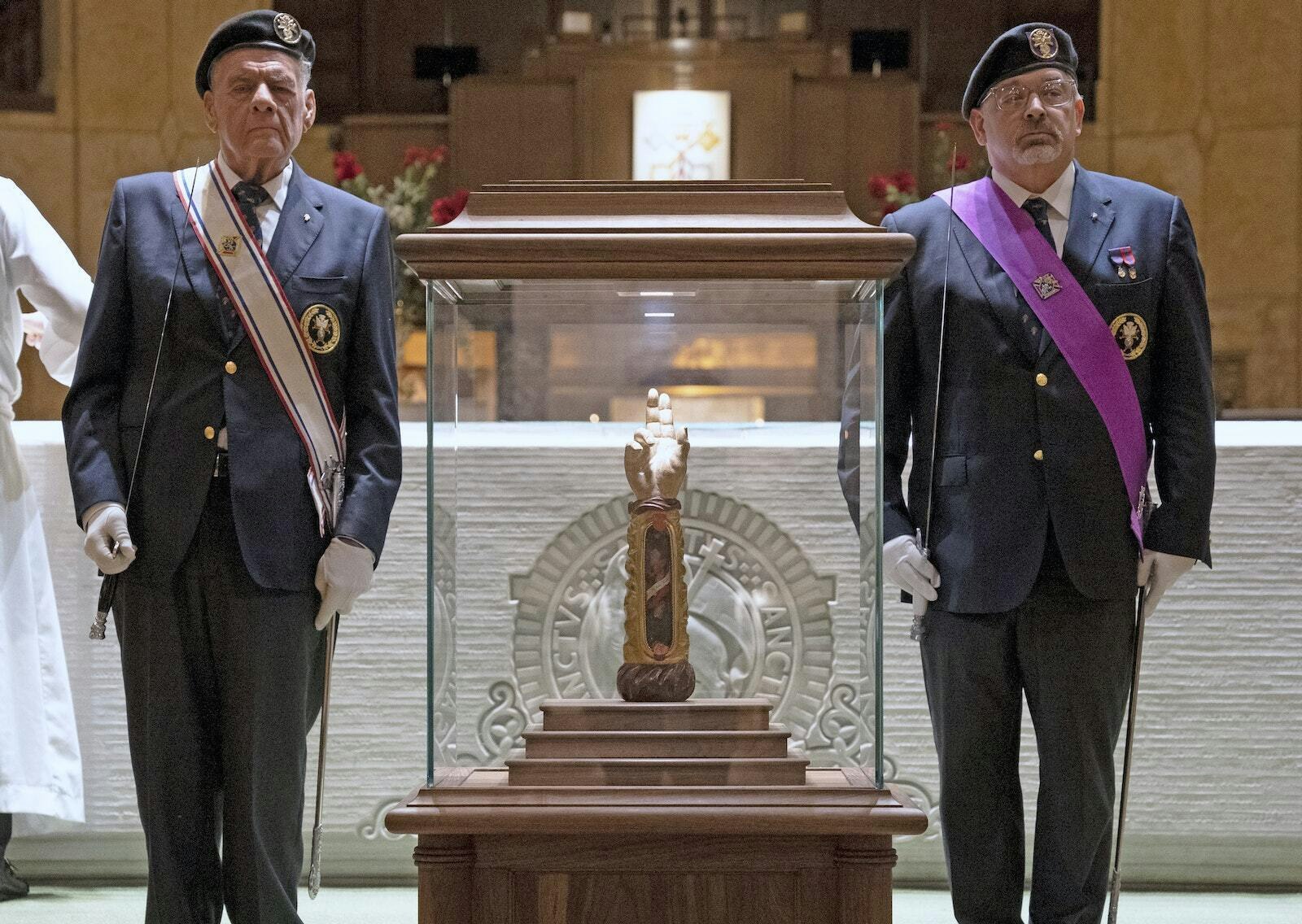 Caballeros de Colón de Cuarto Grado custodian la reliquia de San Judas en la National Shrine of the Little Flower Basilica en Royal Oak el 13 de octubre. La visita está patrocinada por Treasures of the Church, un ministerio dirigido por un sacerdote del área de Detroit, el P. Carlos Martins, CC.