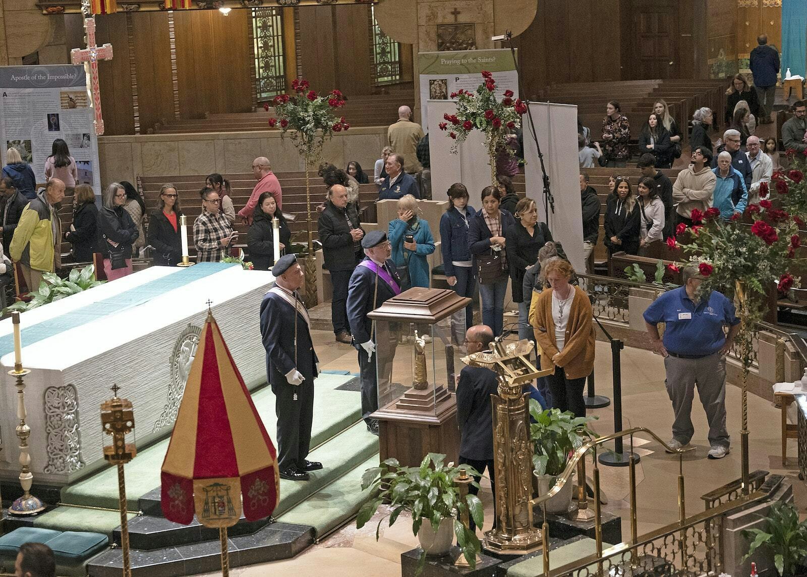 Católicos de todo el sureste de Michigan esperan en una larga fila que se extiende alrededor de la National Shrine of the Little Flower Basilica para rezar frente a una reliquia de uno de los doce apóstoles de Cristo.