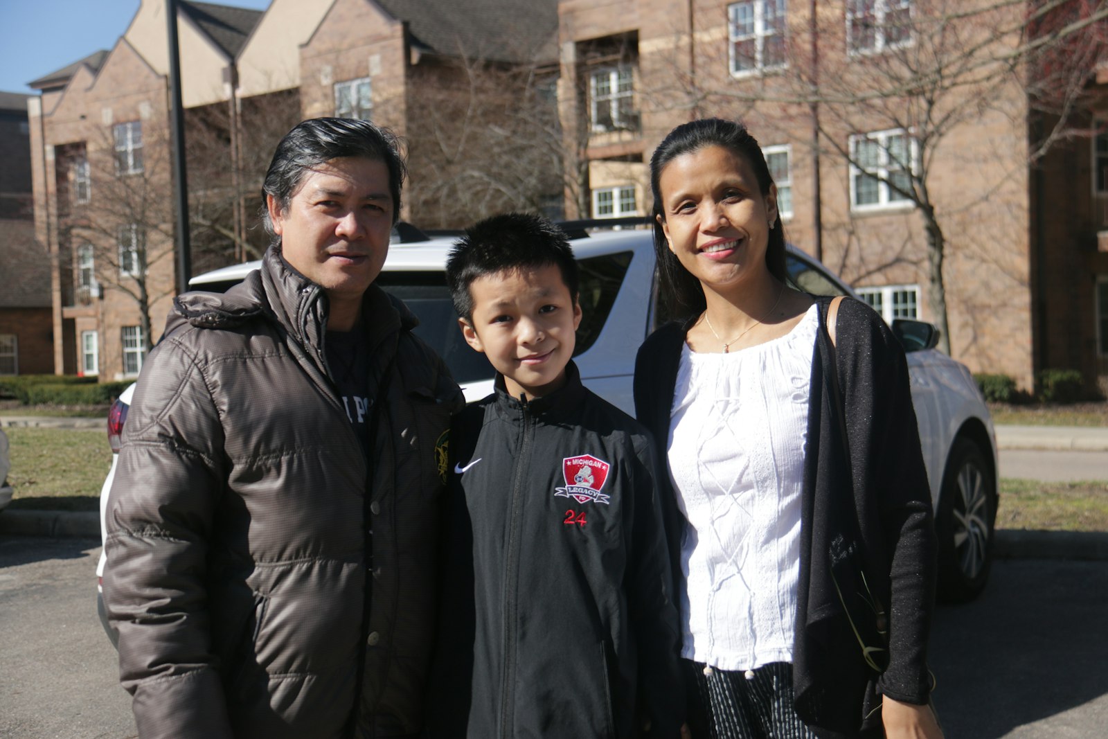 Marcelo, a la izquierda, y Marilou Orduyo, junto con su hijo, Maximillian, visitaron la comunidad de ancianos Beaumont Commons en Dearborn después de las misas del Domingo de Ramos para entregar regalos de Pascua a los feligreses mayores. La familia visitó a varios ancianos, intercambiando historias y compartiendo risas.