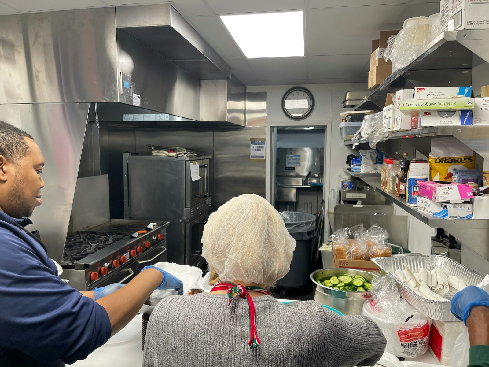 El espacio de la cocina comercial en el Centro para las Obras de Misericordia permite que las comidas se sirvan ya sea para cenar o para llevar, y el comedor tiene capacidad para 36 personas.