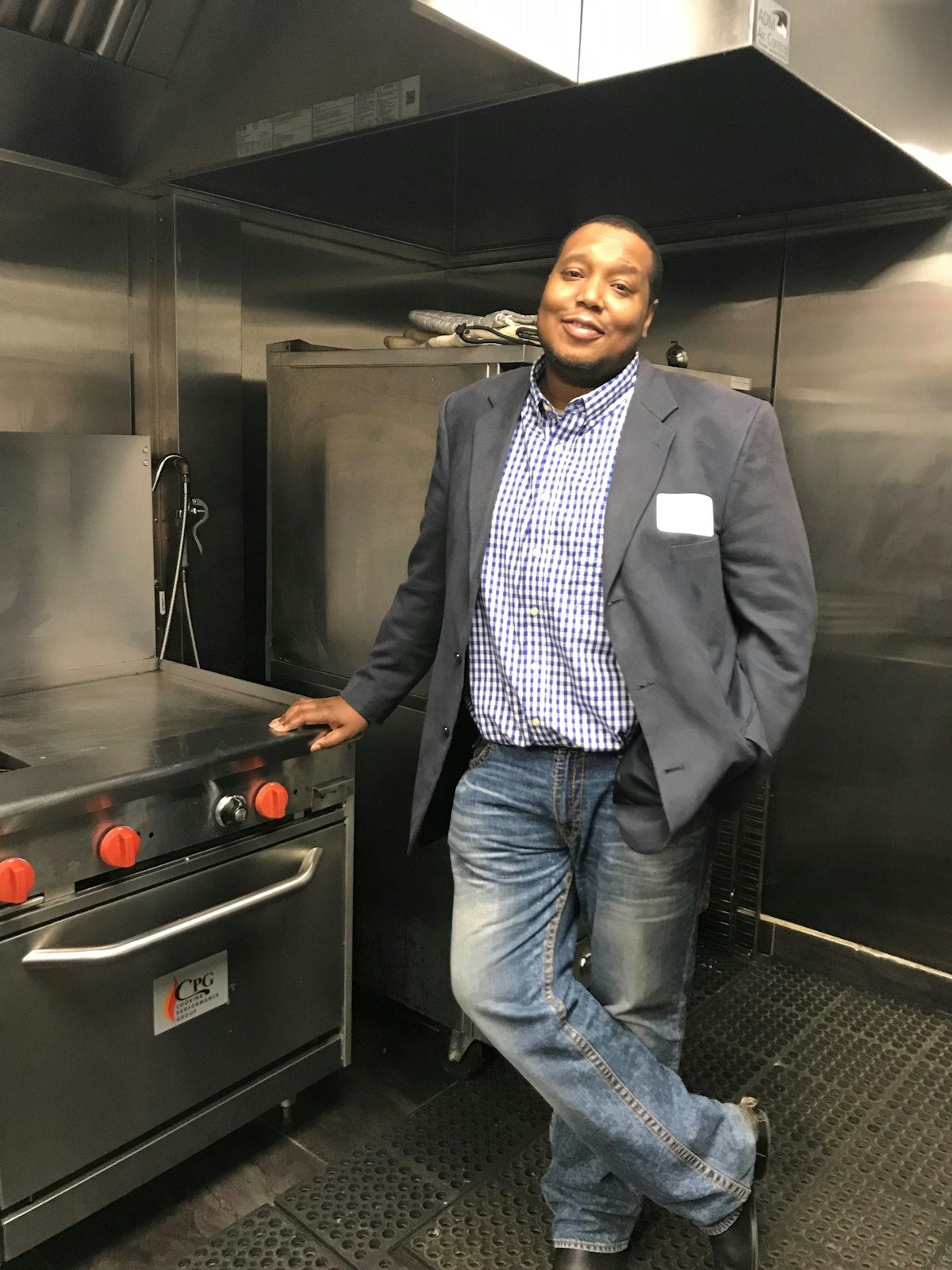 El Chef Bert Dearing posa en la cocina recientemente renovada del Centro para las Obras de Misericordia. “Mi familia ha estado en el negocio de los restaurantes durante mucho tiempo en la ciudad de Detroit”, dijo. “Ahí es más o menos donde obtuve mi conjunto de habilidades y mi pasión por la cocina”.