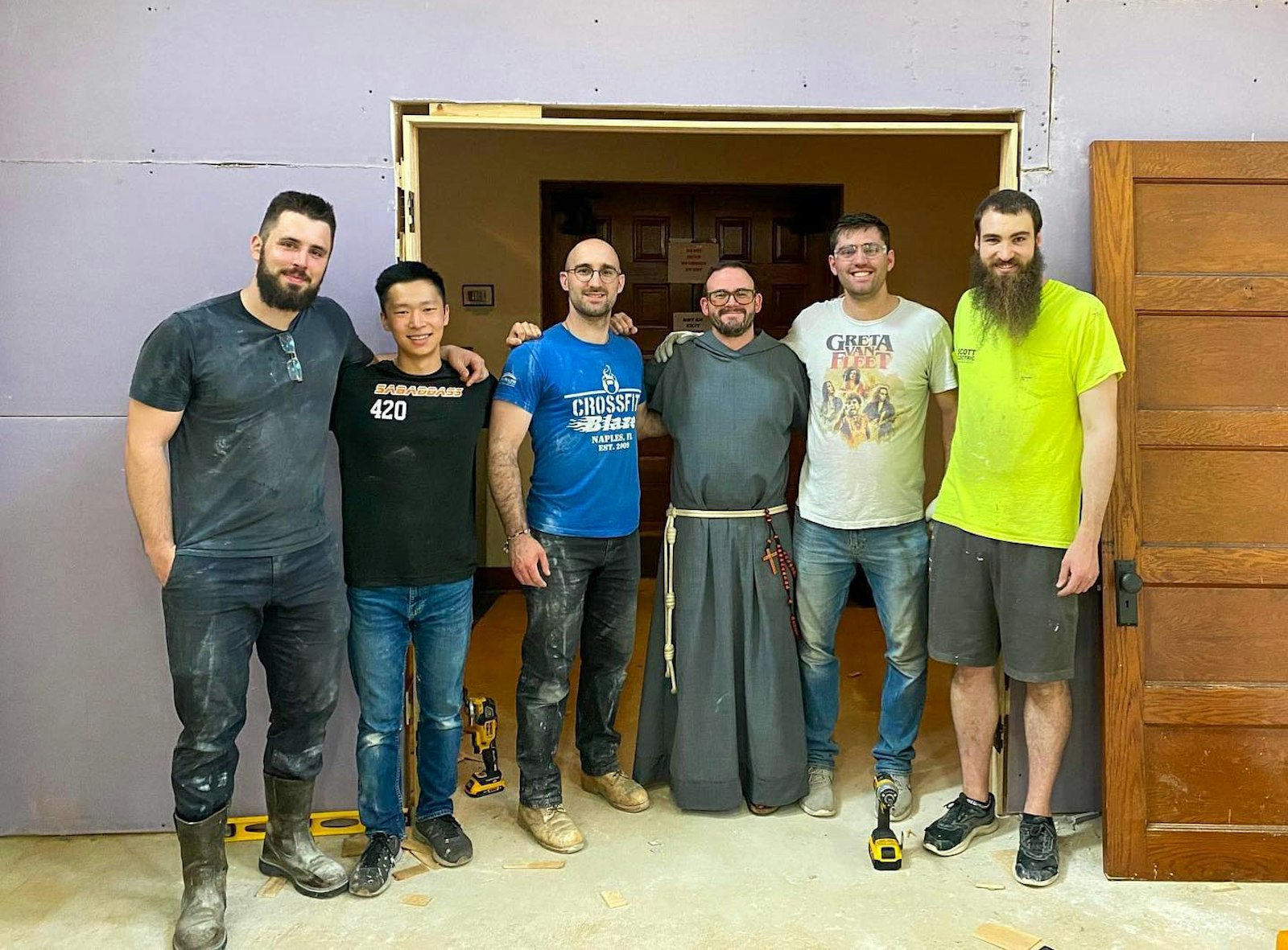 Al centro el padre Fornwalt, junto a un grupo de frailes y feligreses que comenzaron a trabajar en la nueva capilla de adoración durante el verano. La idea surgió luego de una serie de conversaciones sobre la mejor manera de utilizar el espacio de un antiguo convento que se encontraba en la propiedad de la parroquia.