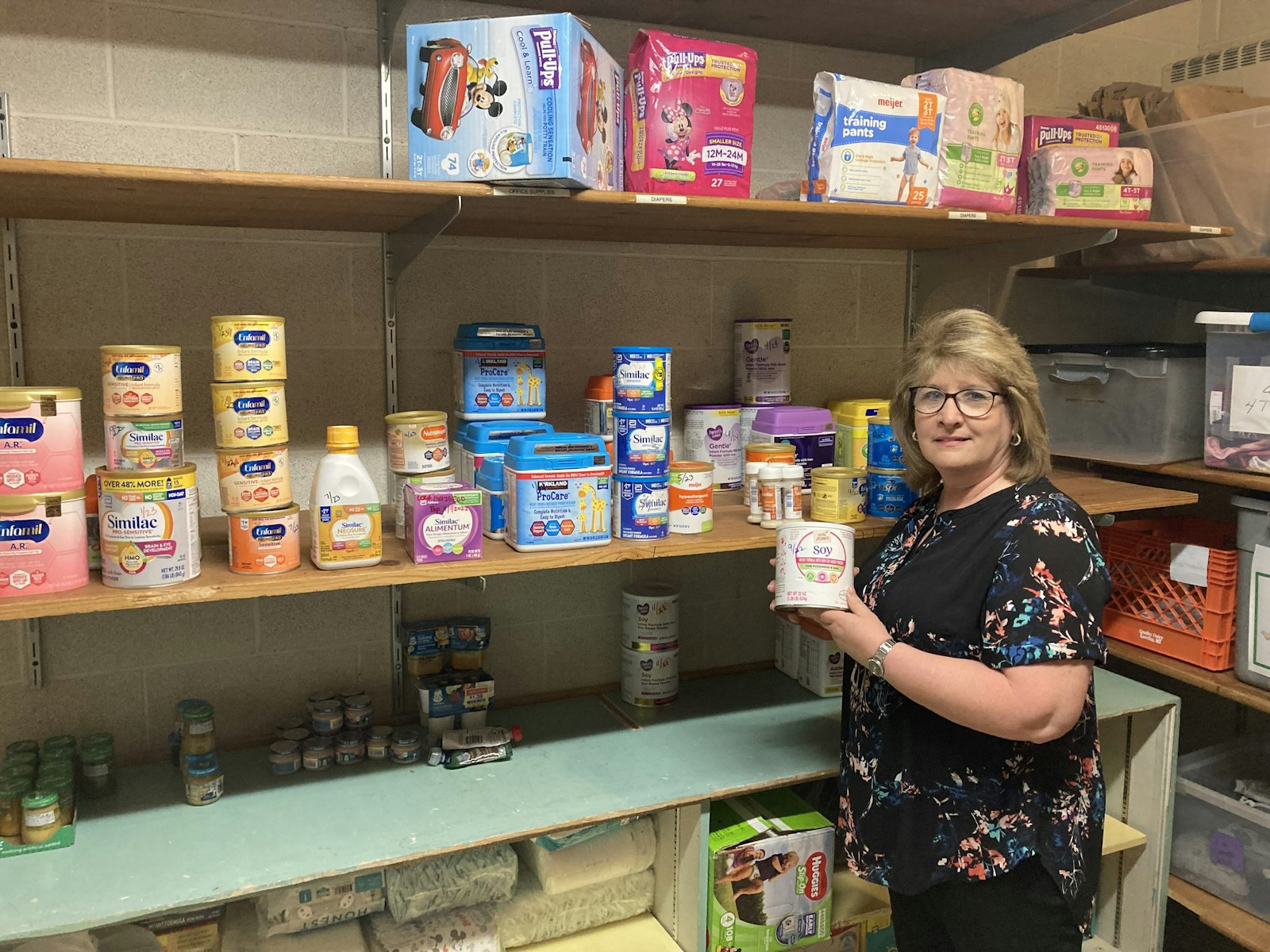 Tina Bullis se encuentra frente a un estante de fórmula infantil en el armario para bebés de San Pío de Pietrelcina en Roseville. Durante la escasez nacional, San Pío hizo todo lo posible por encontrar leche de fórmula para las madres que la necesitaban, a menudo recurriendo a la generosidad y las donaciones de los feligreses.