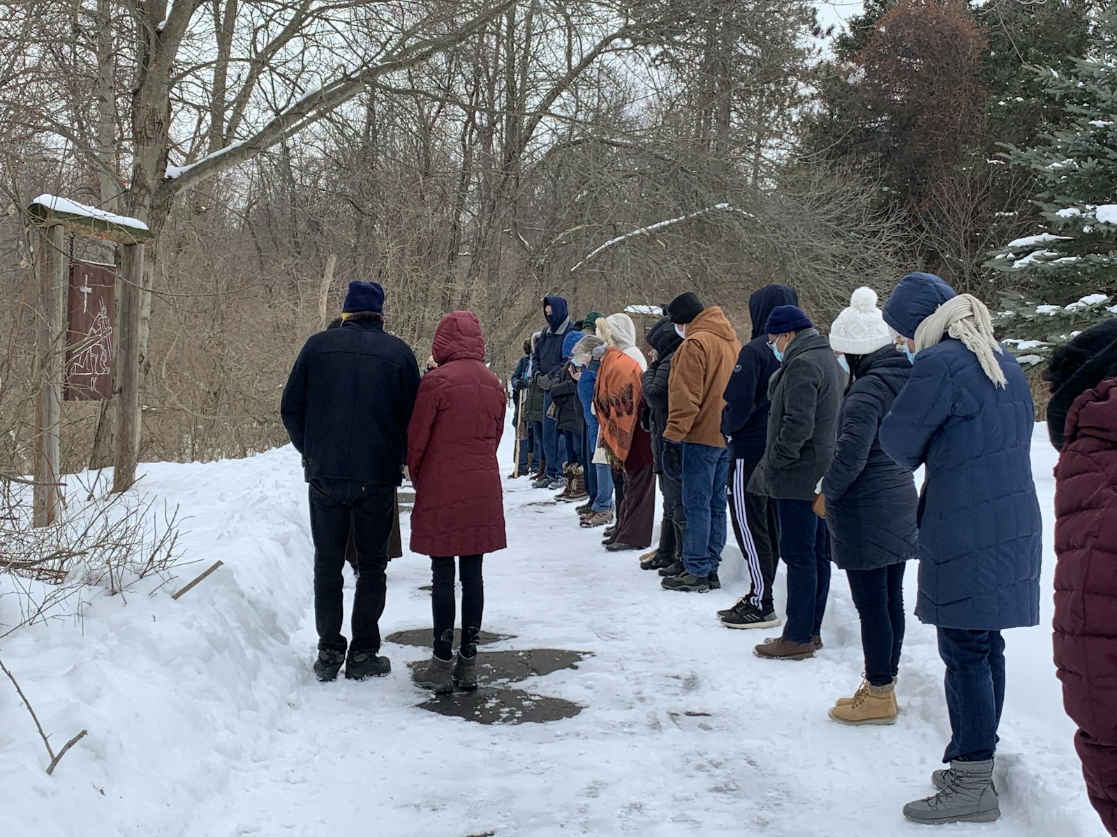 Los participantes del retiro recorren las Estaciones de la Cruz en el centro de retiro Capuchin en el municipio de Washington. (Foto cortesía de Steven Stechschulte)