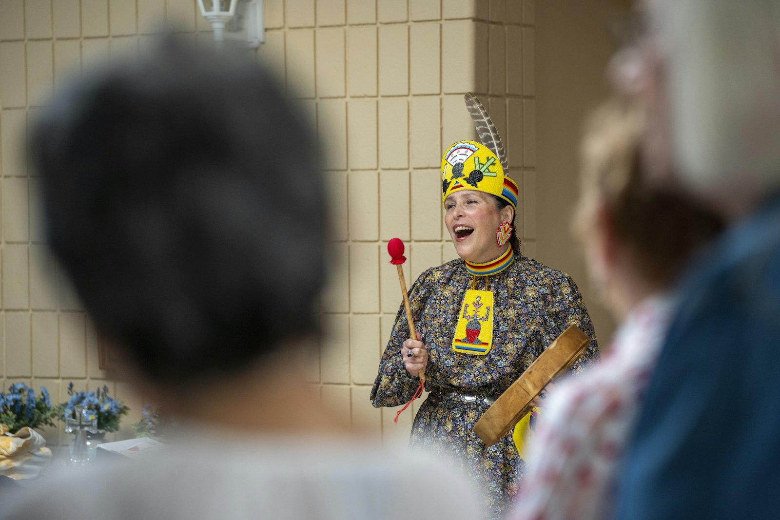 Yarenda’ Nde Yachondriak opened the service with a smudging with aromatic sweetgrass, followed by a welcome song and dance in the Native way.