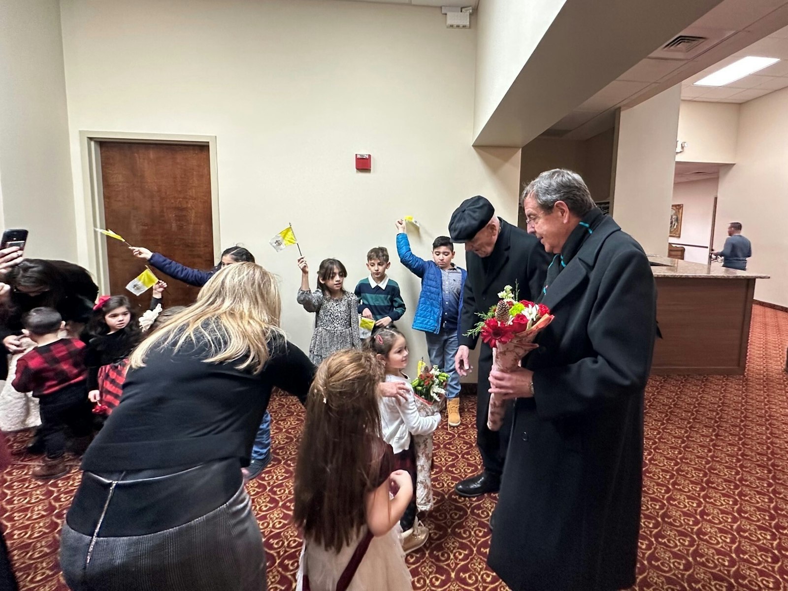 Los niños saludan al arzobispo de Detroit Allen H. Vigneron, a la derecha, durante una visita a la Catedral Católica Siria de St. Toma el 8 de diciembre de 2022. (Cortesía de la Catedral Católica Siria e St. Toma)