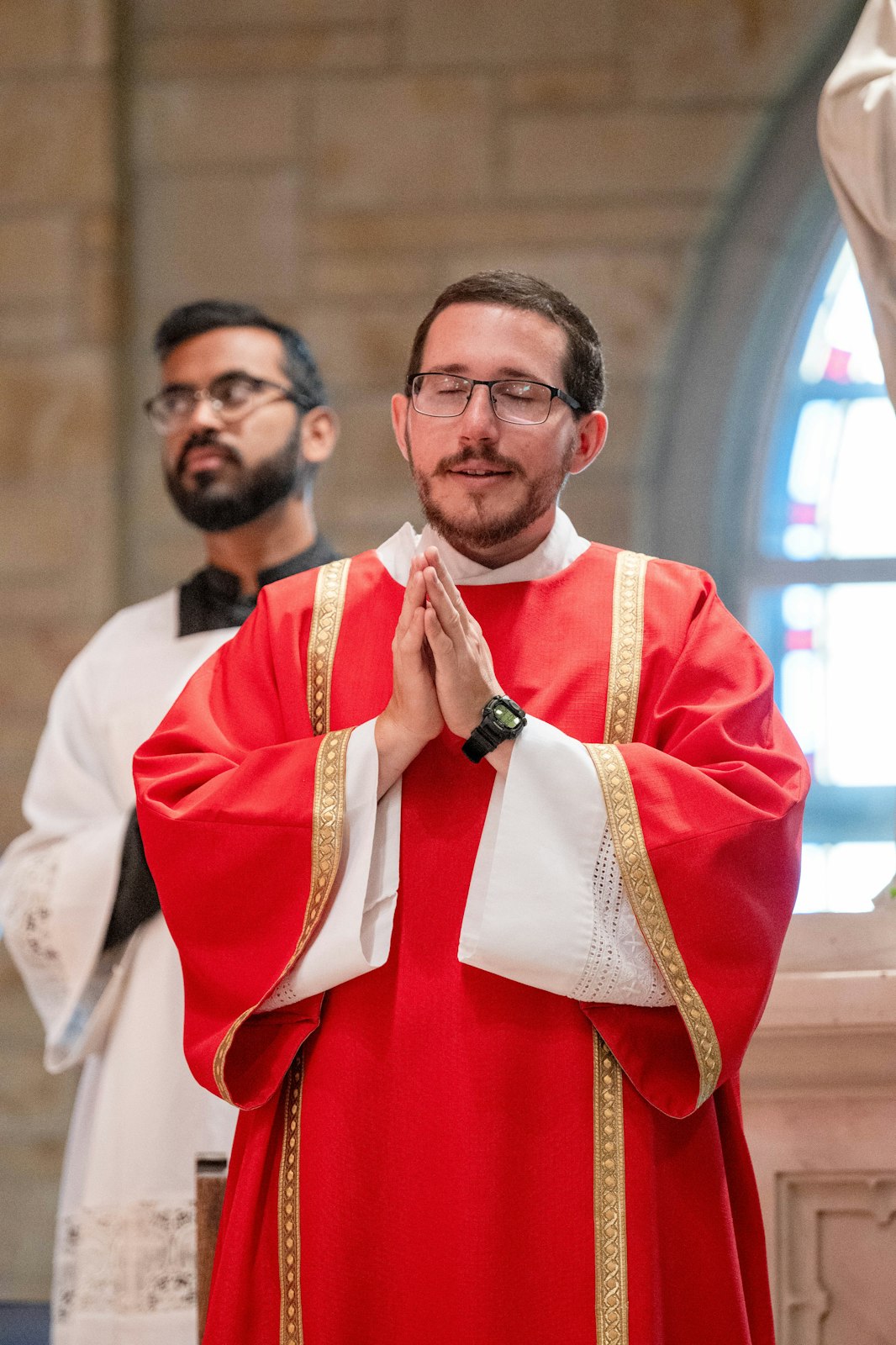 “Estoy parado junto al sacerdote”, dijo el Diácono Silver. “Poder arrodillarme a su lado, levantar el cáliz, es algo único”.