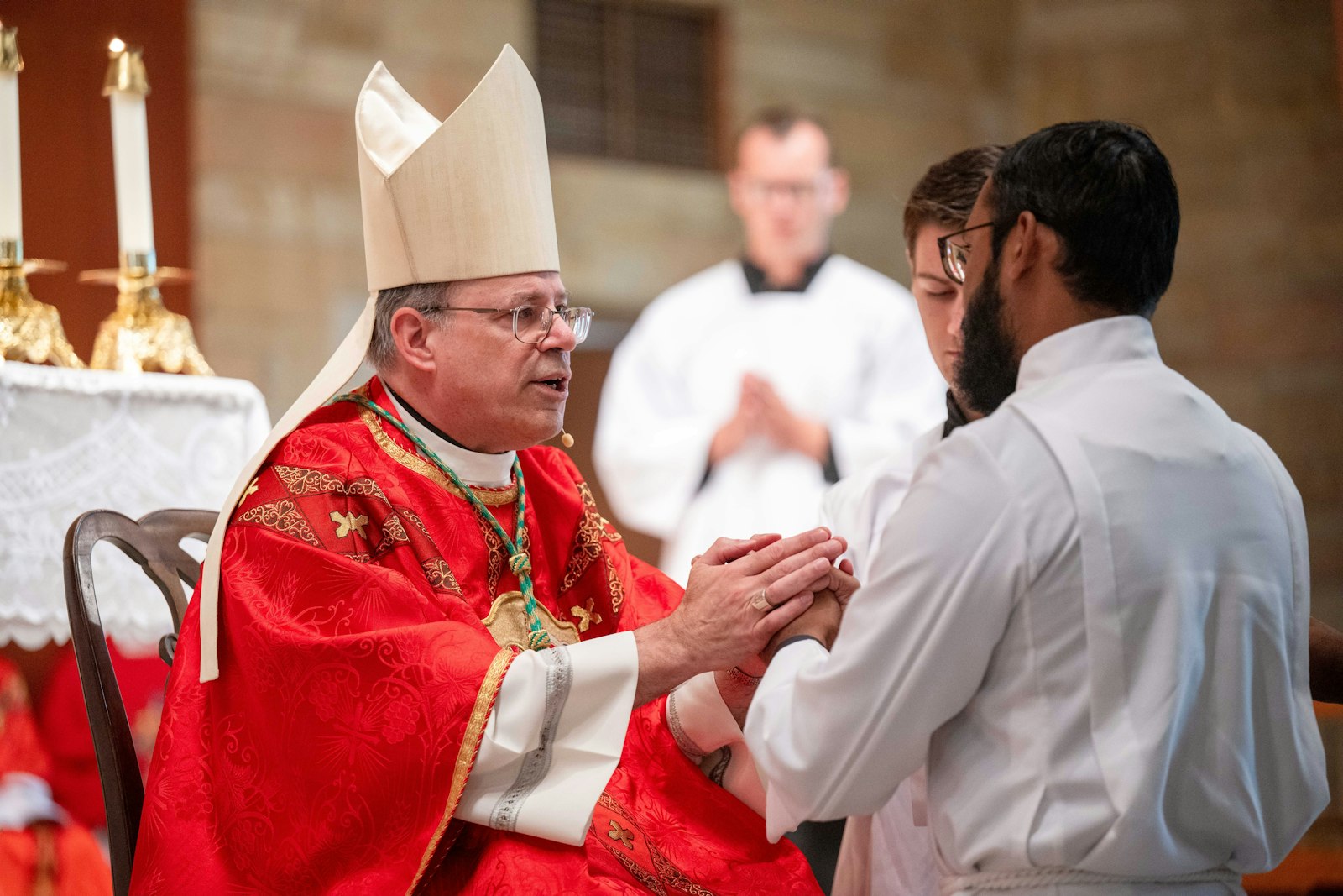 El Arzobispo Marcel Damphousse de Ottawa bendice las manos del Diácono Horianopoulos de Kitimat, originario de Columbia Británica. El Diácono Horianopoulos sintió por primera vez el llamado al sacerdocio en 2015 mientras asistía a un retiro llamado Discípulos Misioneros Hoy. Allí escuchó a un hombre casado hablar sobre la libertad que se encuentra al abrazar la vocación a la que Dios llama a cada persona.