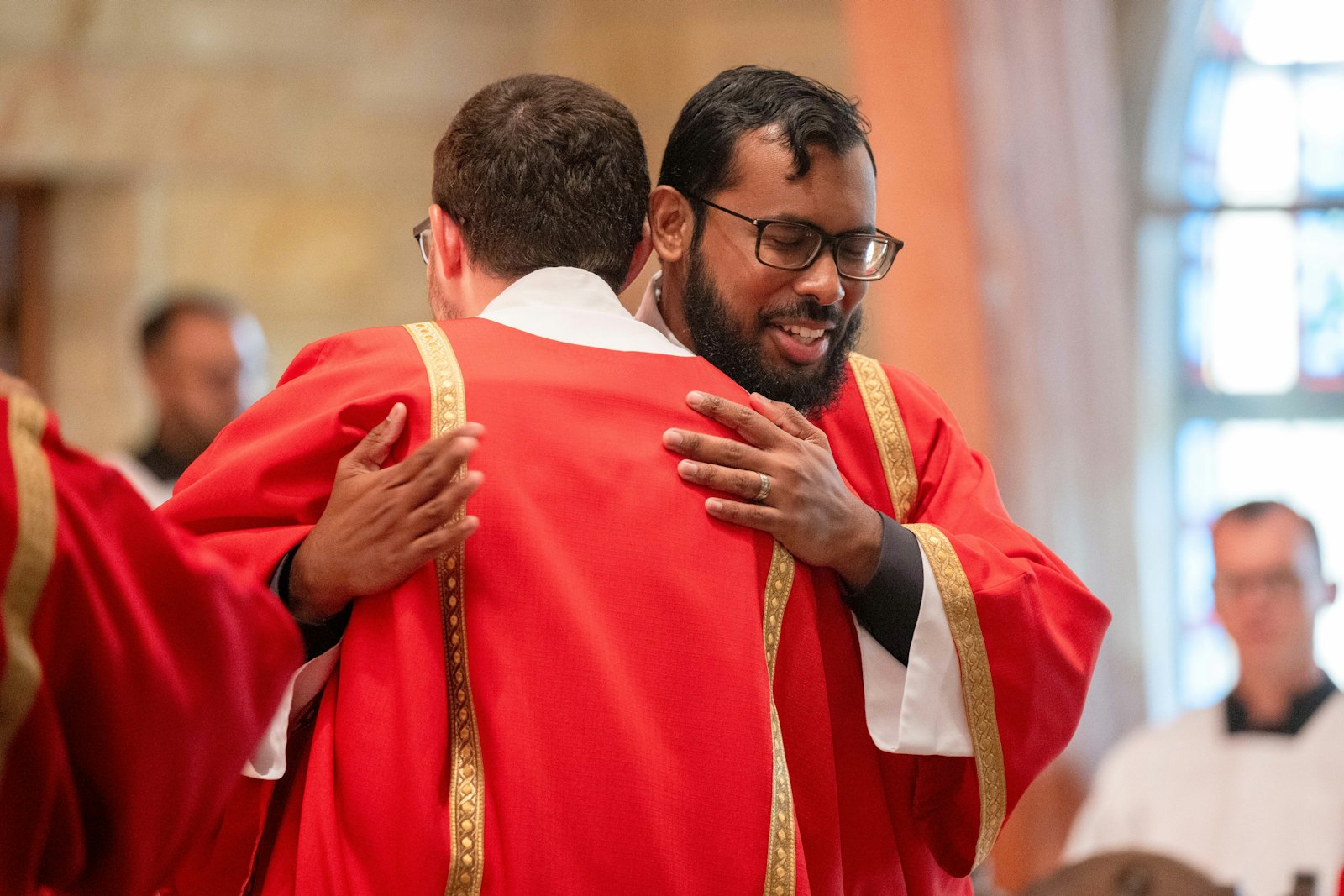 El Diácono Eran Amarasingha recibe el abrazo de sus compañeros durante la Misa de ordenación. Fue a los 14 años, cuando su familia se mudó a Toronto, que empezó a tomar conciencia de su fe y a plantearse el sacerdocio mientras estaba en la universidad.