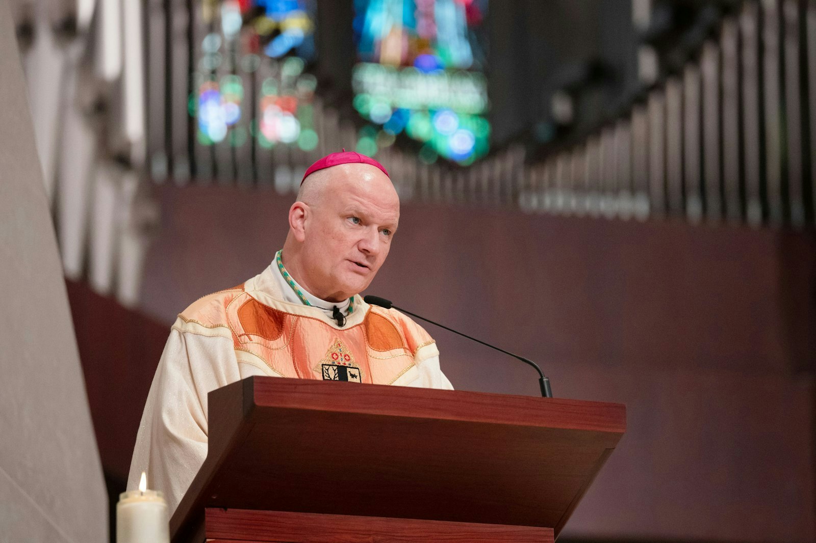 El Arzobispo Weisenburger habla desde el púlpito durante su primera homilía desde la Cathedral of the Most Blessed Sacrament en Detroit. (Tim Fuller | Especial para Detroit Catholic)