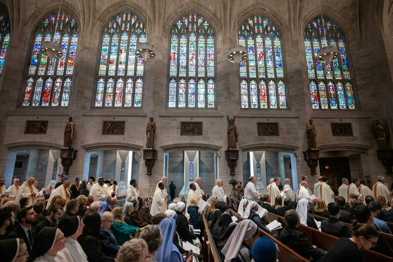 Familiares del Arzobispo Weisenburger, así como amigos de Tucson, Salina y Oklahoma City estuvieron presentes en su Misa de instalación el 18 de marzo en la Cathedral of the Most Blessed Sacrament. (Tim Fuller | Especial para Detroit Catholic)